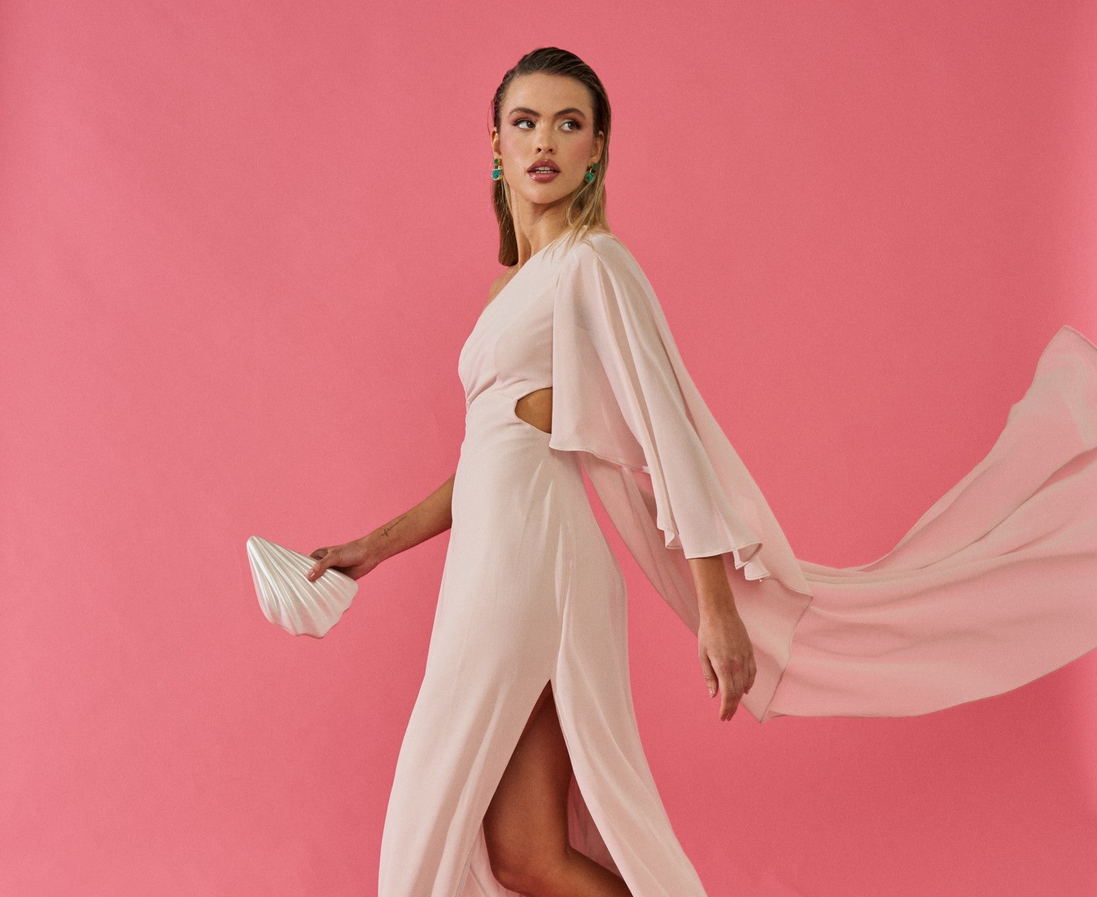 A Mi Manera: Vestidos de Invitada que Resaltan Tu Originalidad