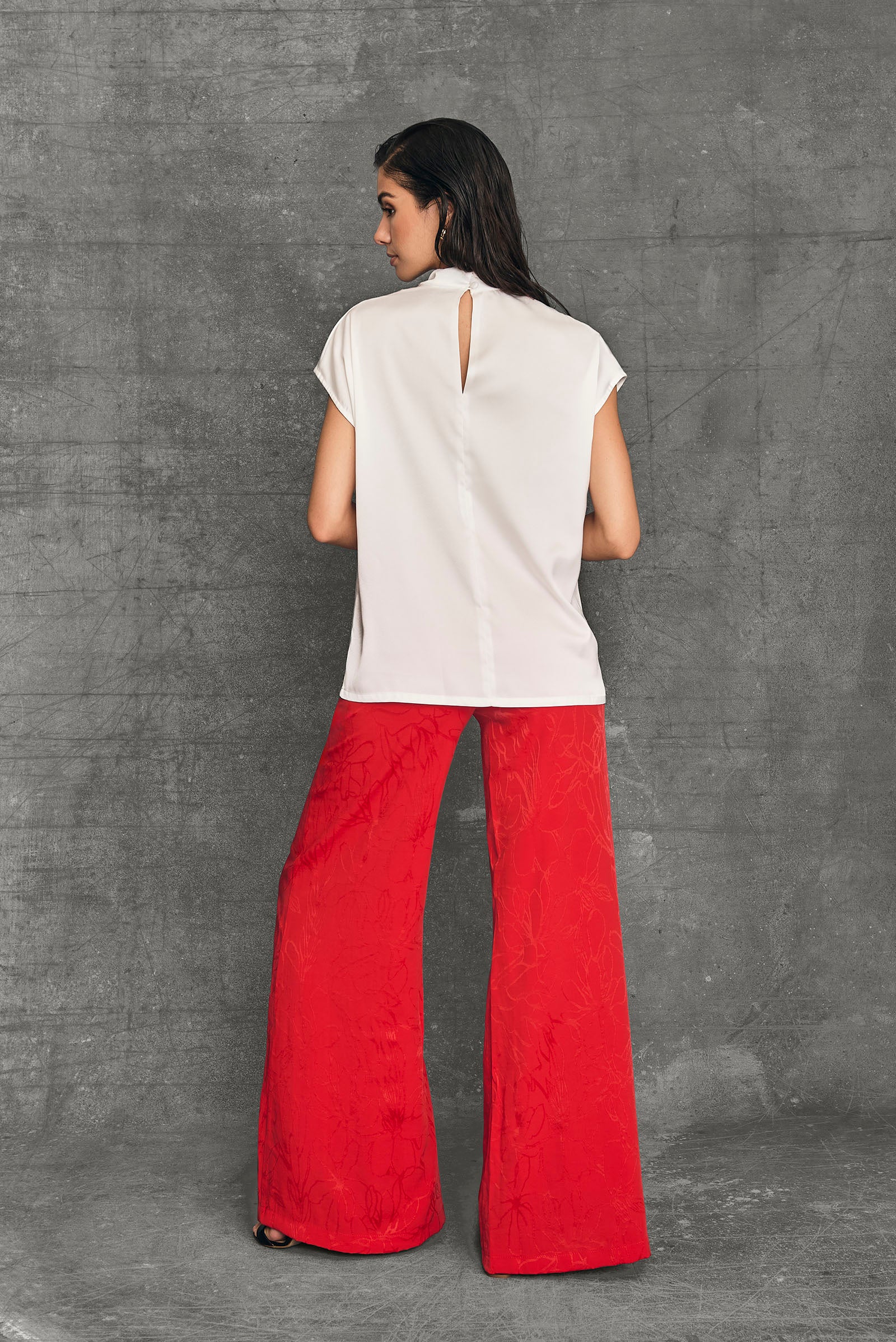 Blusa Carol Cruda trasera Top Evento Blusa Elegante Detalle Frontal satén crudo cuello drapeado
