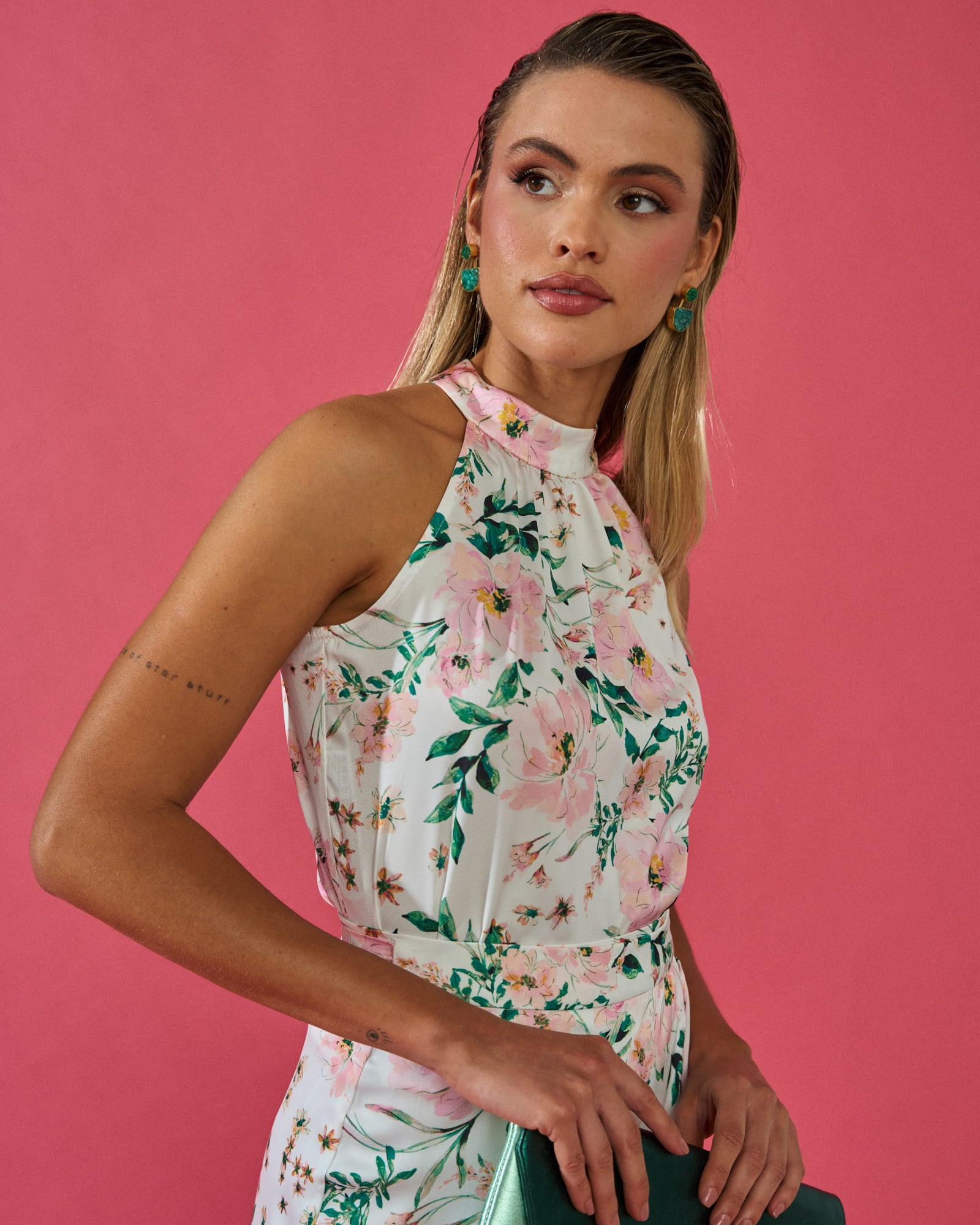 blusa top invitada elsa estampado floral blanco crepe satinado cuello halter