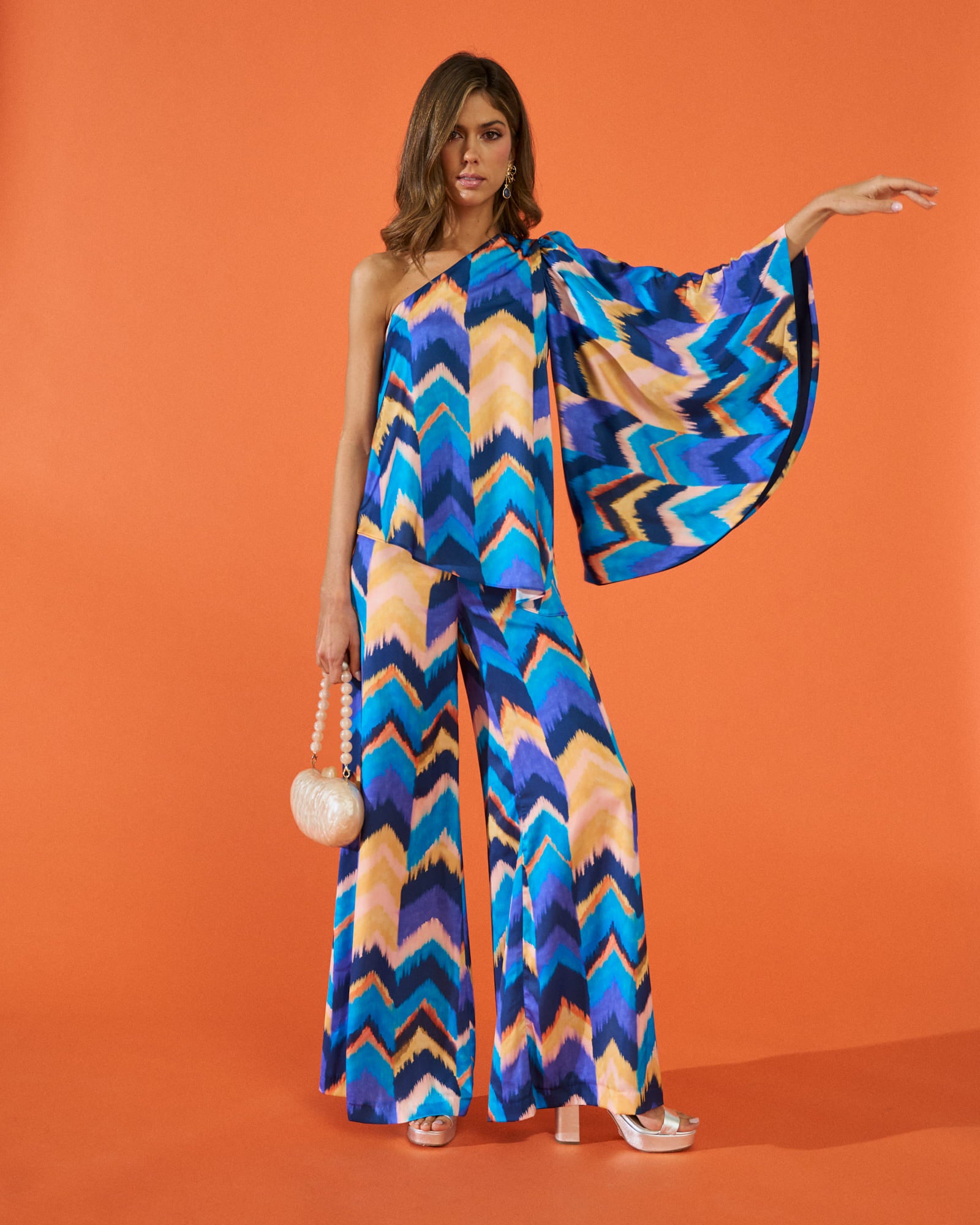 Blusa top invitada Triana étnica asimétrico crepe satinado manga acampanada