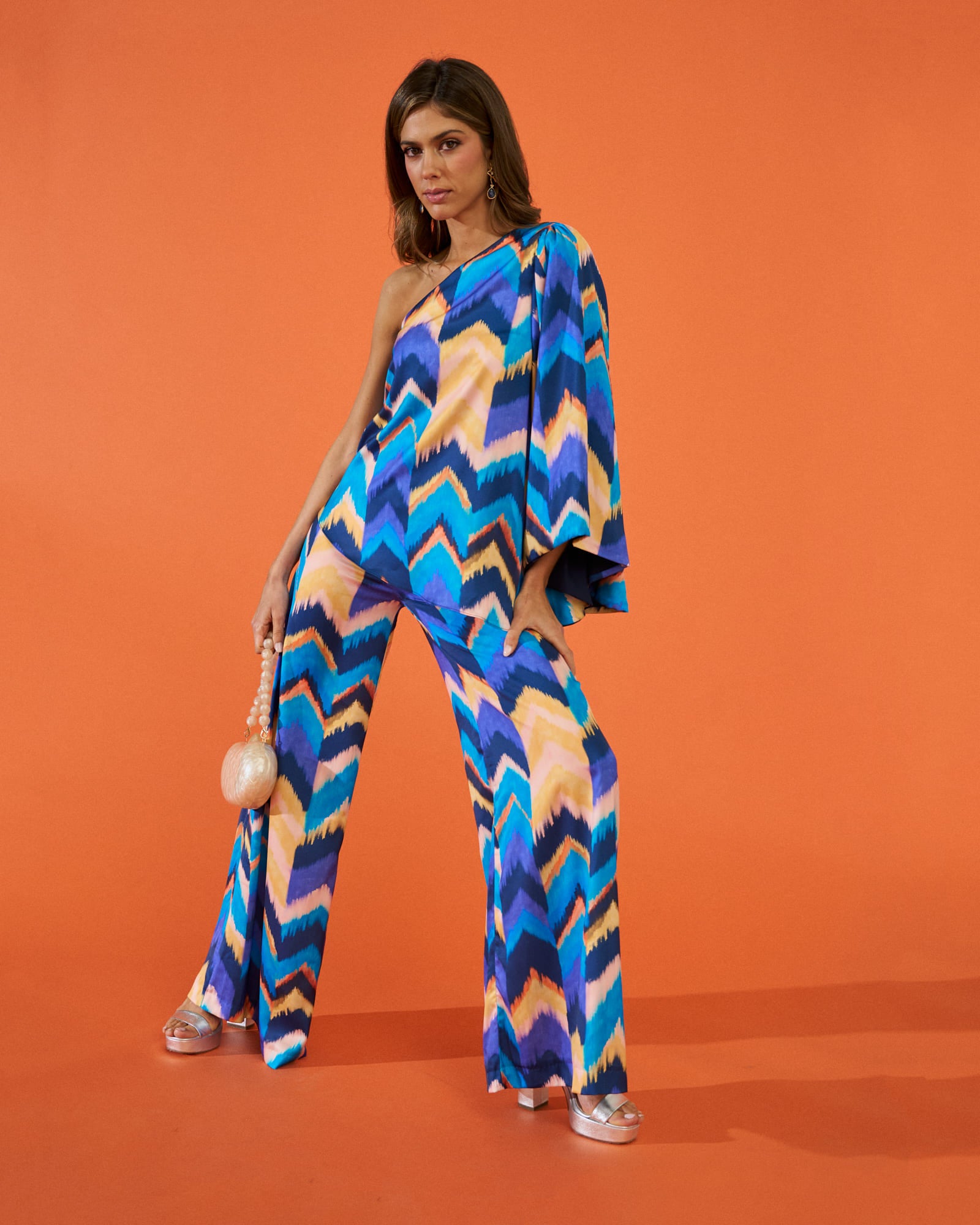 Blusa top invitada Triana étnica asimétrico crepe satinado manga acampanada