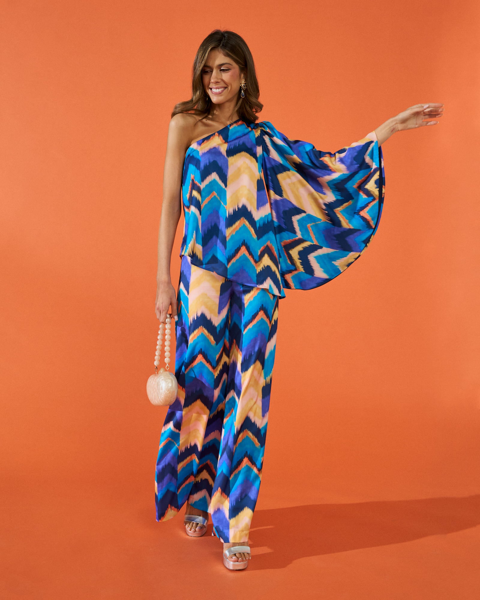 Blusa top invitada Triana étnica asimétrico crepe satinado manga acampanada