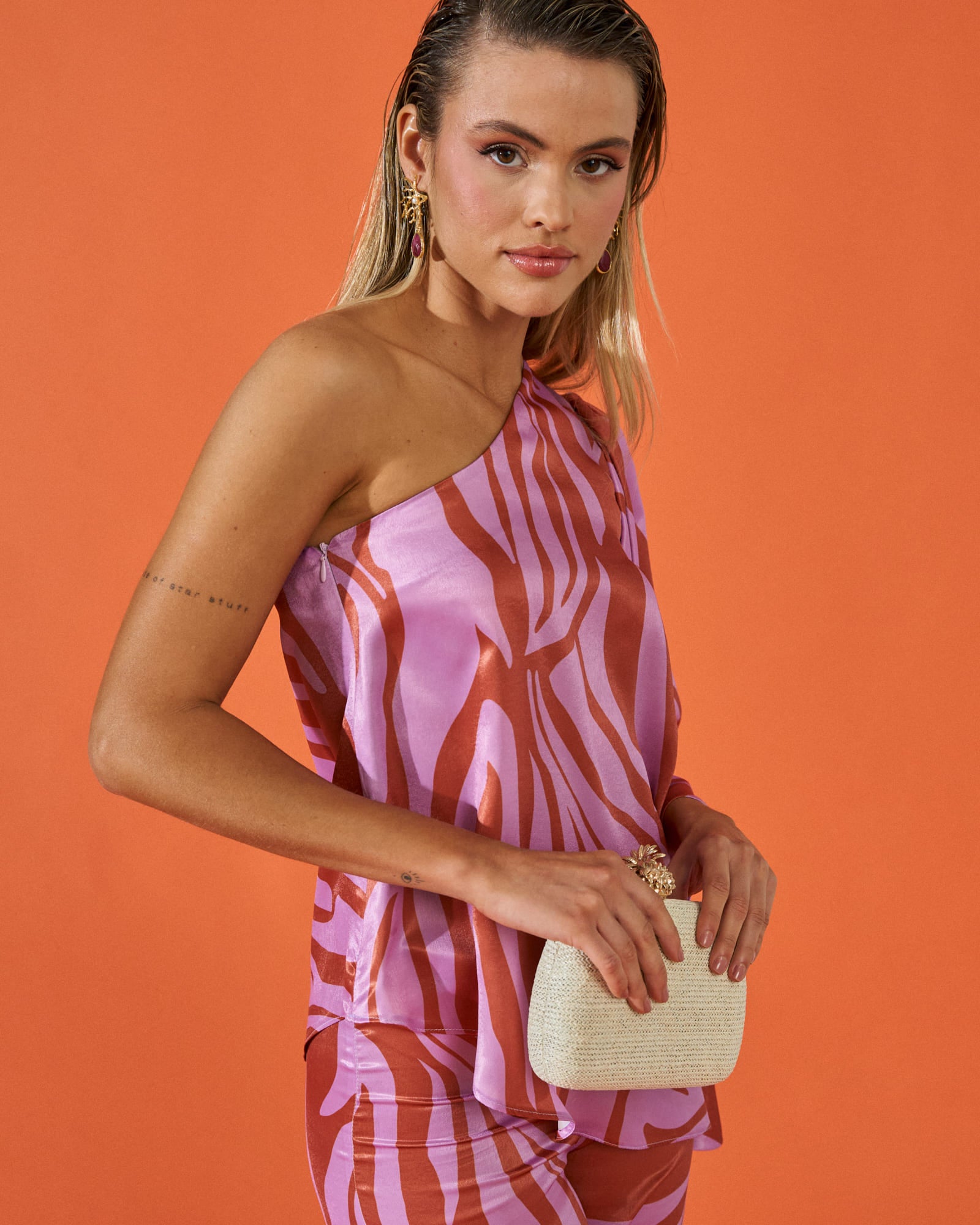 blusa top invitada Triana cebra asimétrico crepe satinado manga acampanada cremallera lateral