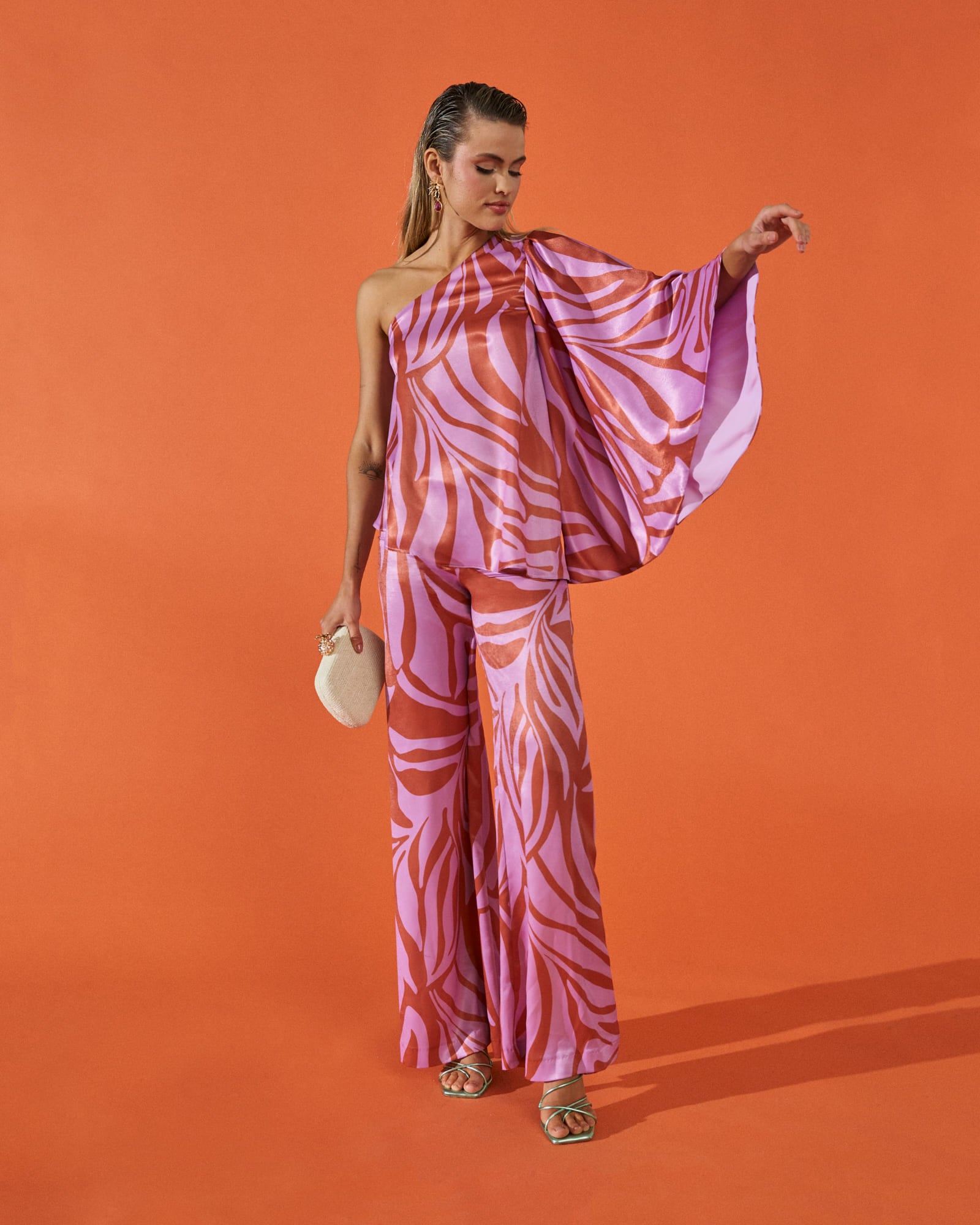 blusa top invitada Triana cebra asimétrico crepe satinado manga acampanada