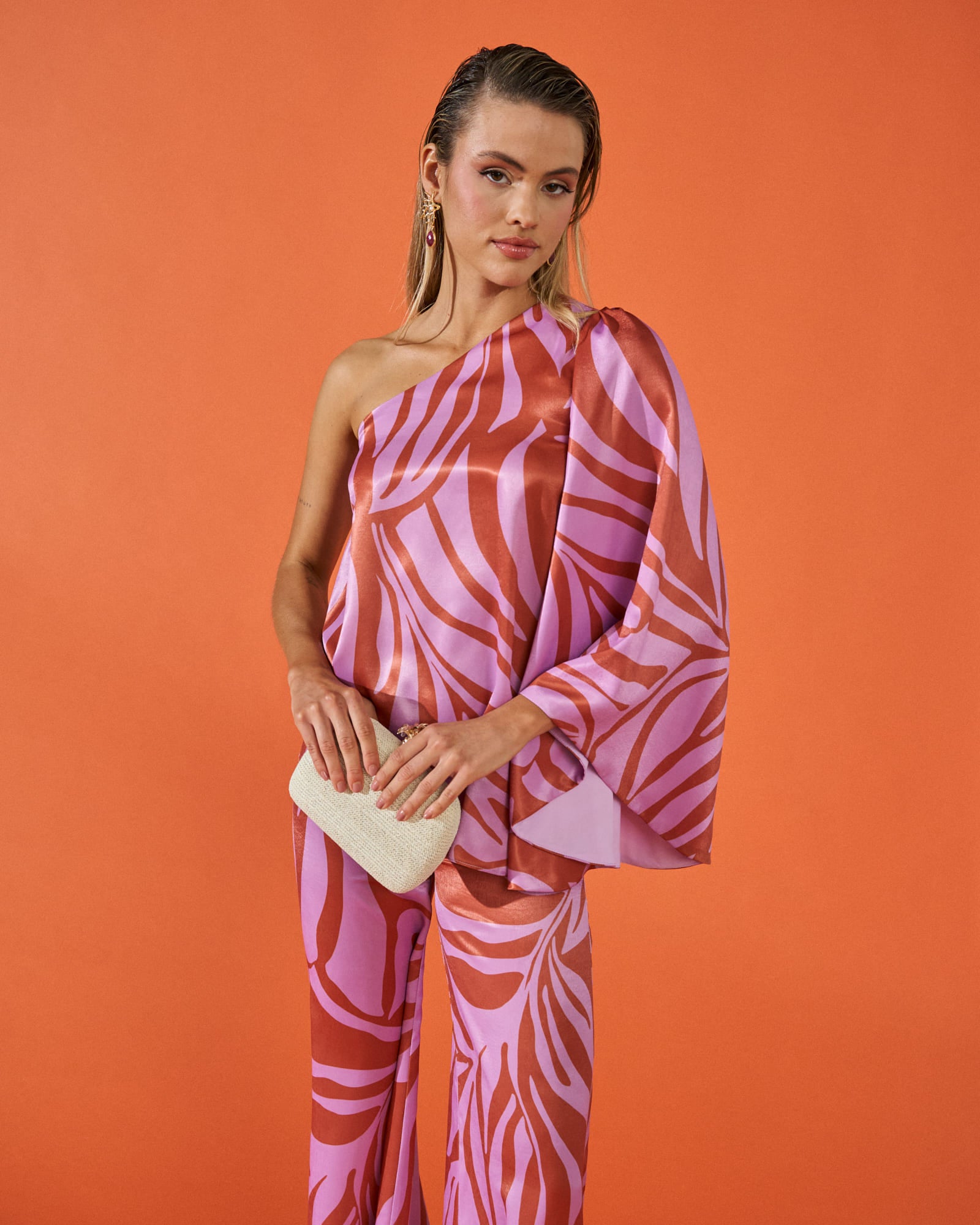 blusa top invitada Triana cebra asimétrico crepe satinado manga acampanada