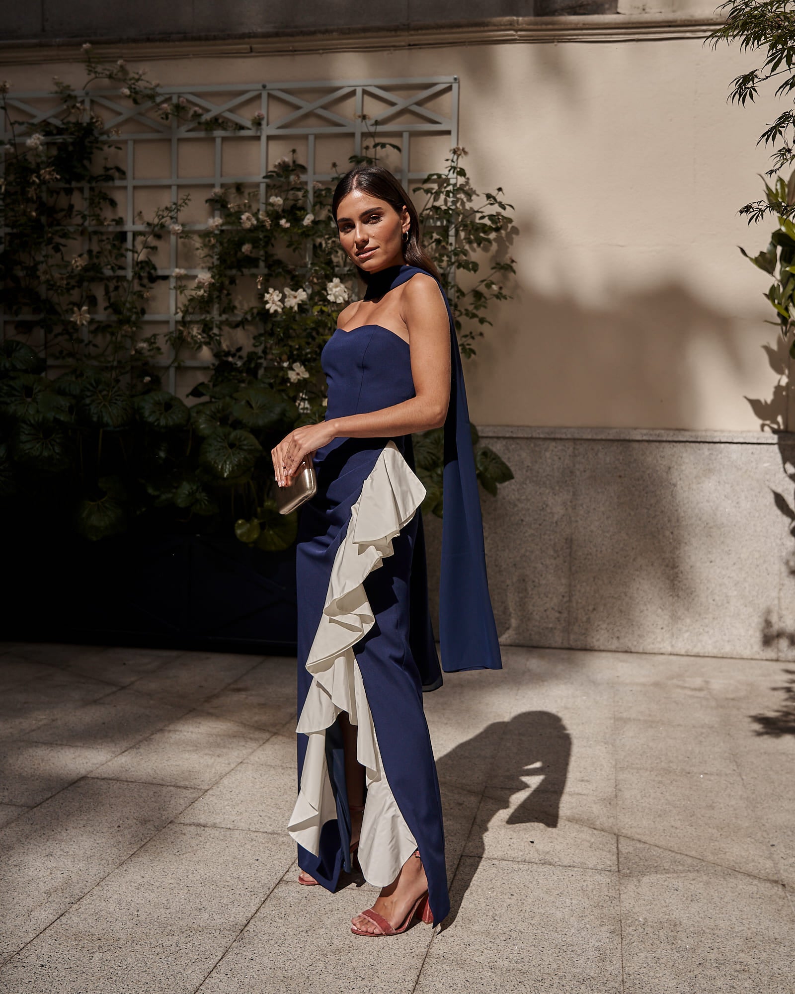 Chal Gala Azul Marino Translucido Eventos Invitadas Miphai Posando