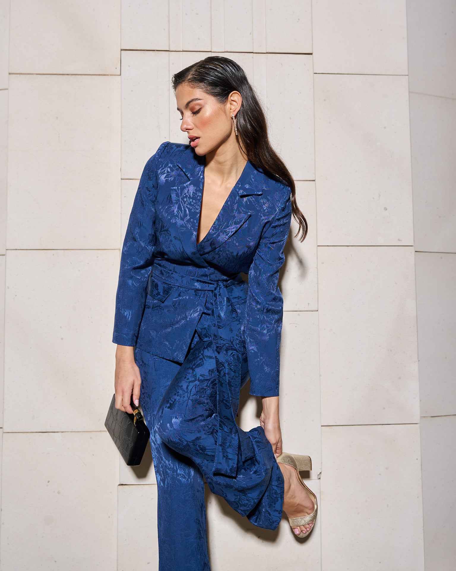 Chaqueta Kate Azul Cinturón Tela Eventos Invitadas Miphai Posando