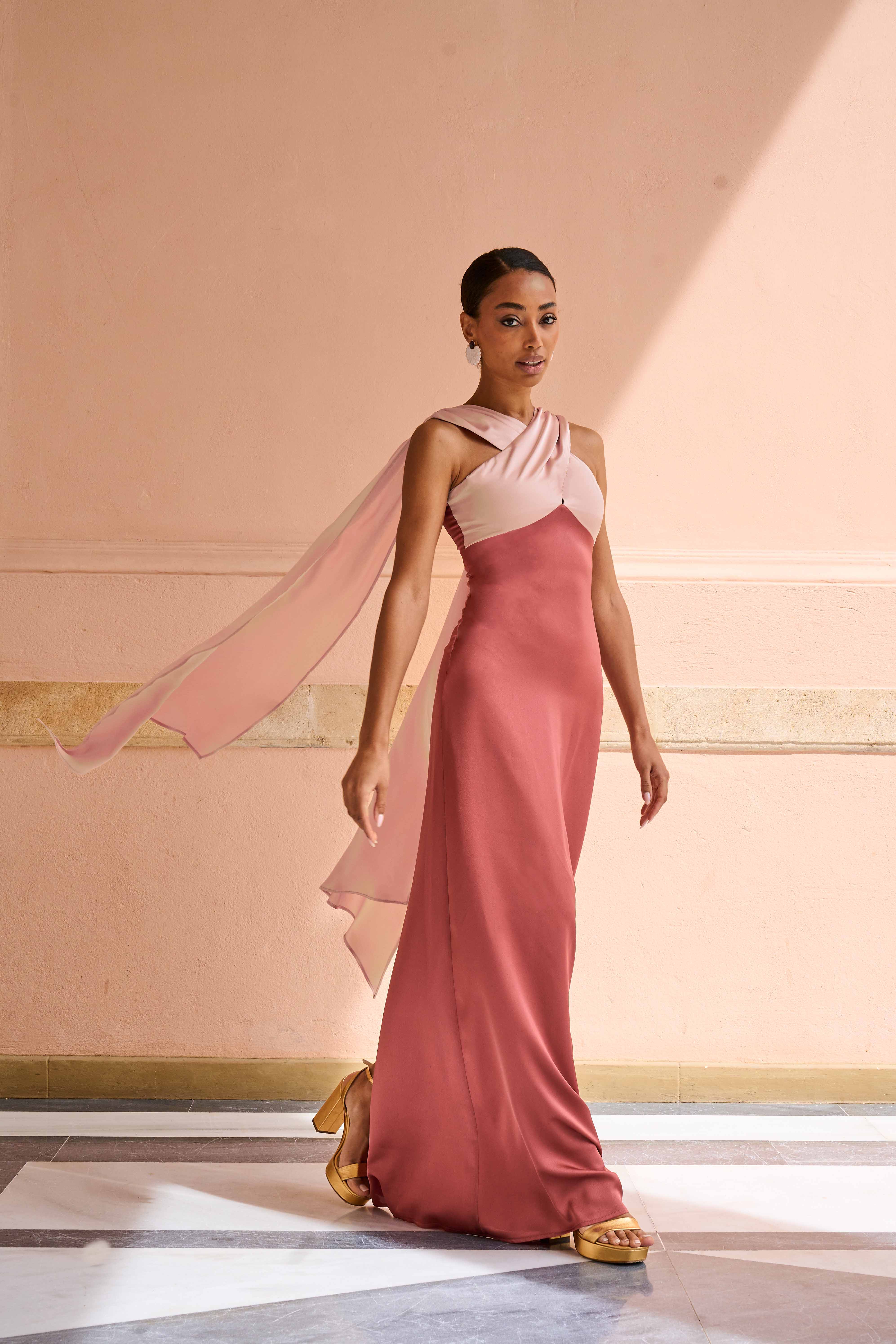 Vestido El Davi largo en coral y rosa palo, con escote asimétrico y capa en la espalda.