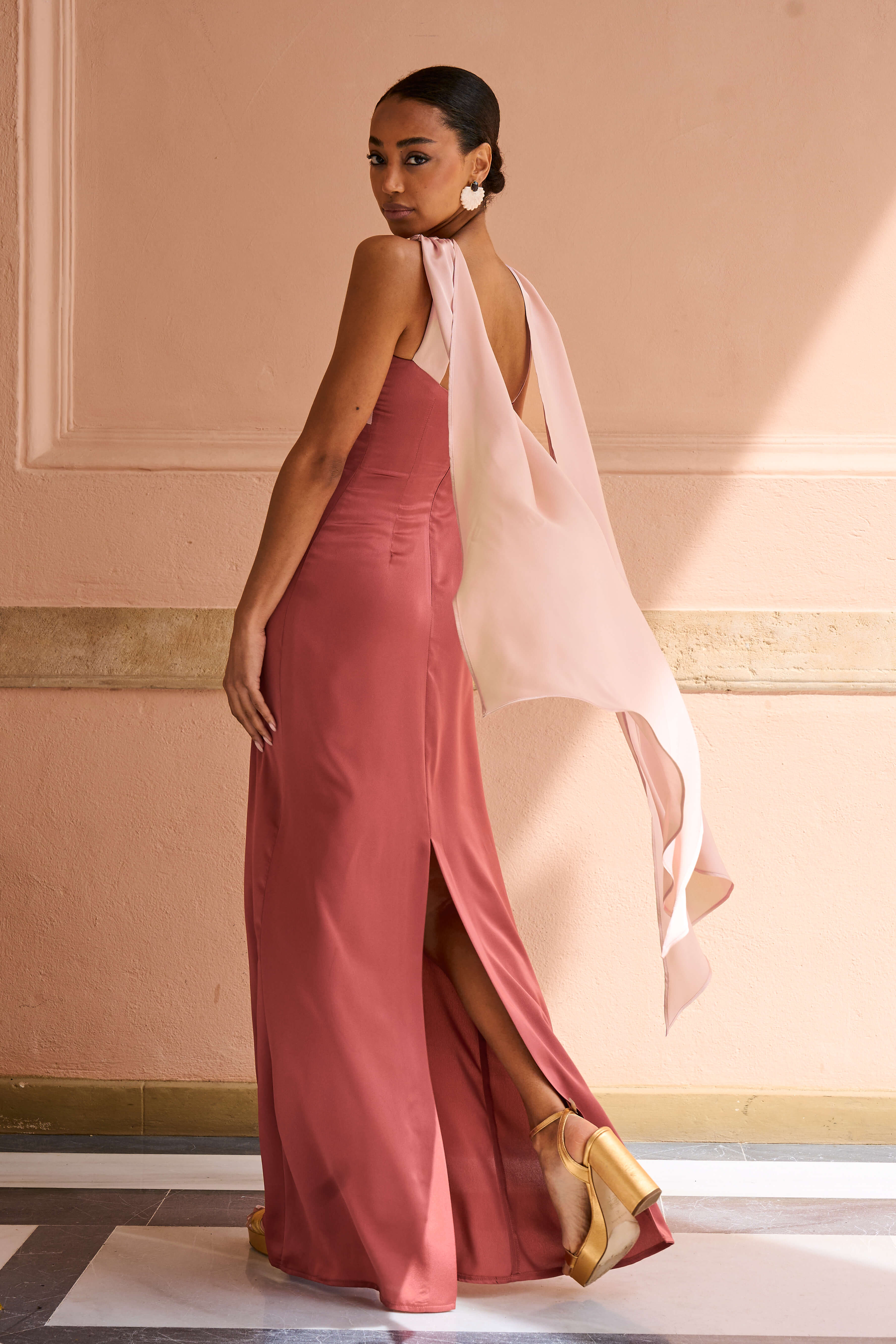 Vestido El Davi largo en coral y rosa palo, con escote asimétrico y capa en la espalda.