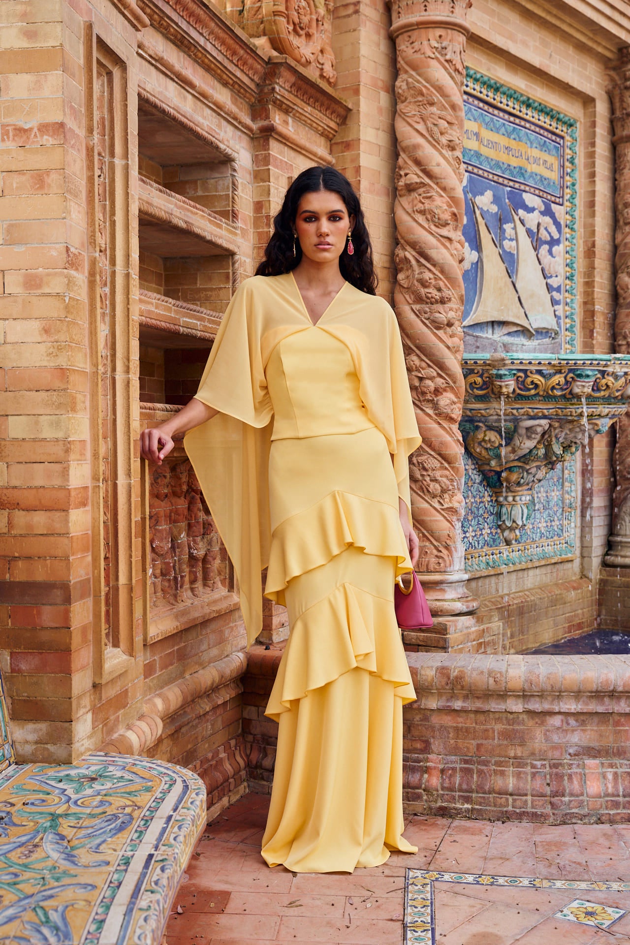 Top Zinia Amarrillo escote palabra de honor en forma de corazón, incluyendo un chal multiposición de gasa vaporosa