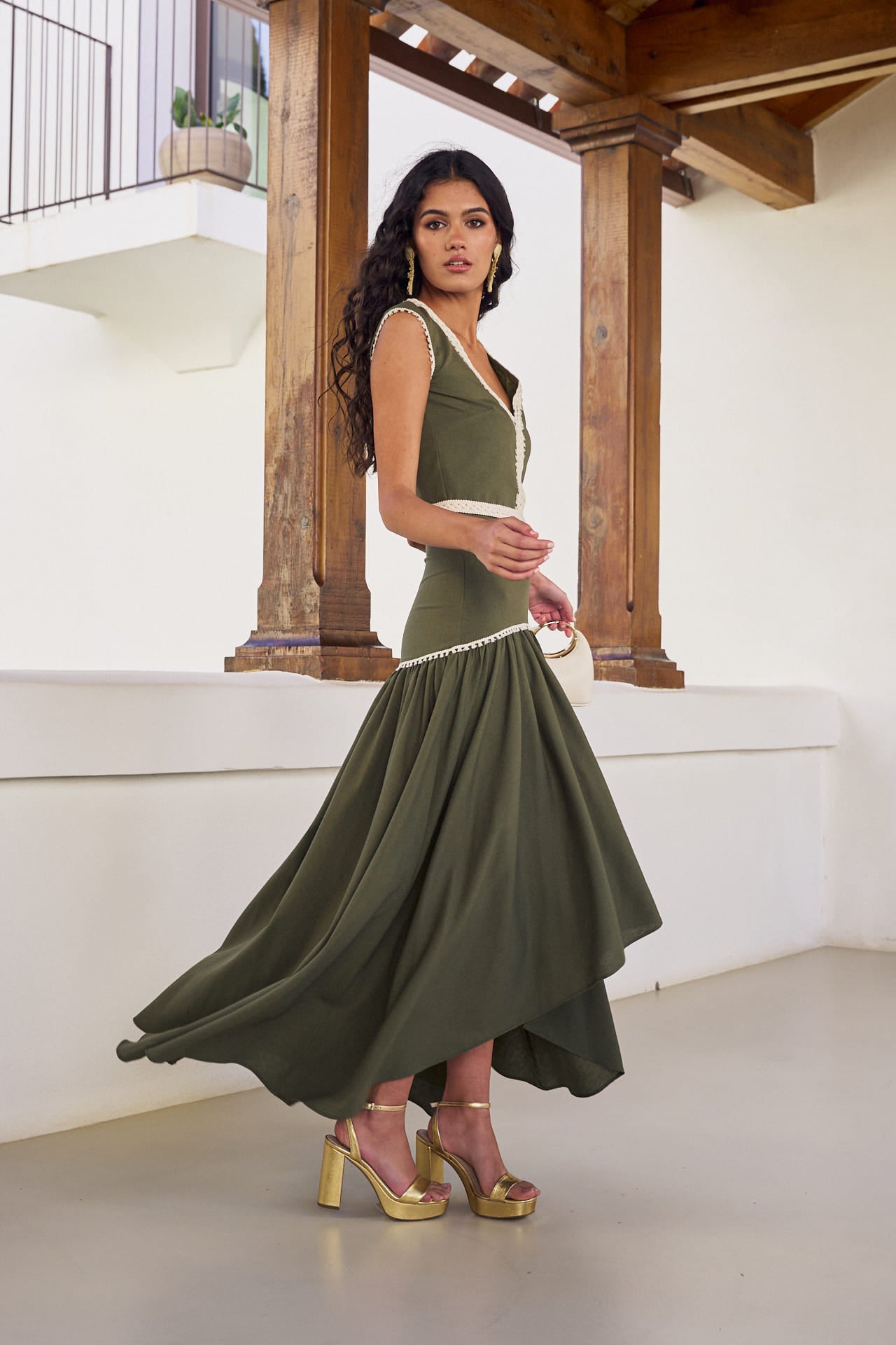 Falda Mambo Verde en lino , con corte asimétrico, cinta bolilla con flecos y cremallera trasera