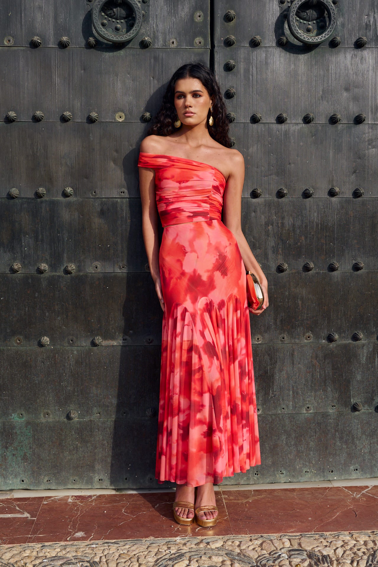 Falda Marisol Estampado Floral en tonos rosas y rojos. Esta espectacular falda midi