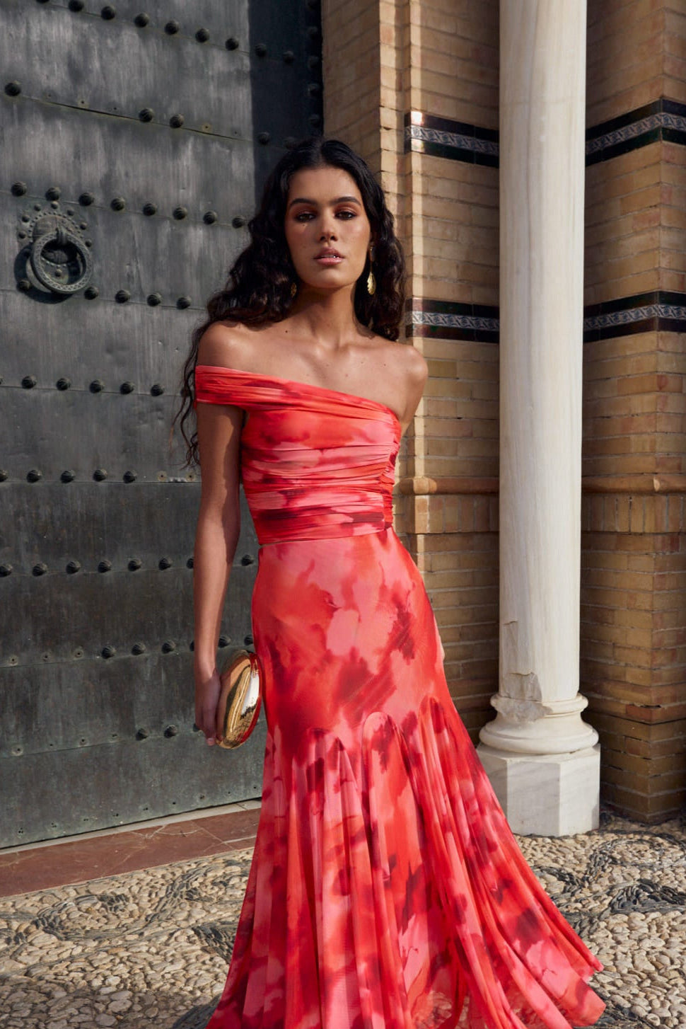 Falda Marisol Estampado Floral en tonos rosas y rojos. Esta espectacular falda midi