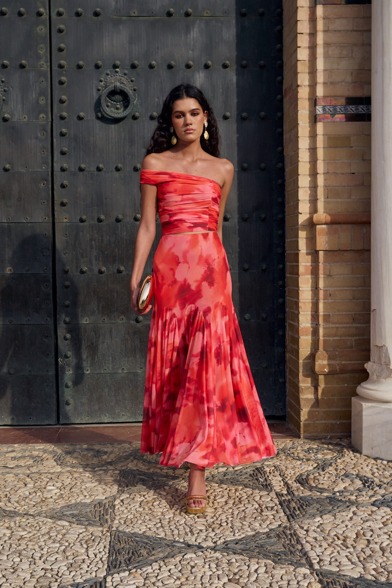 Falda Marisol Estampado Floral en tonos rosas y rojos. Esta espectacular falda midi