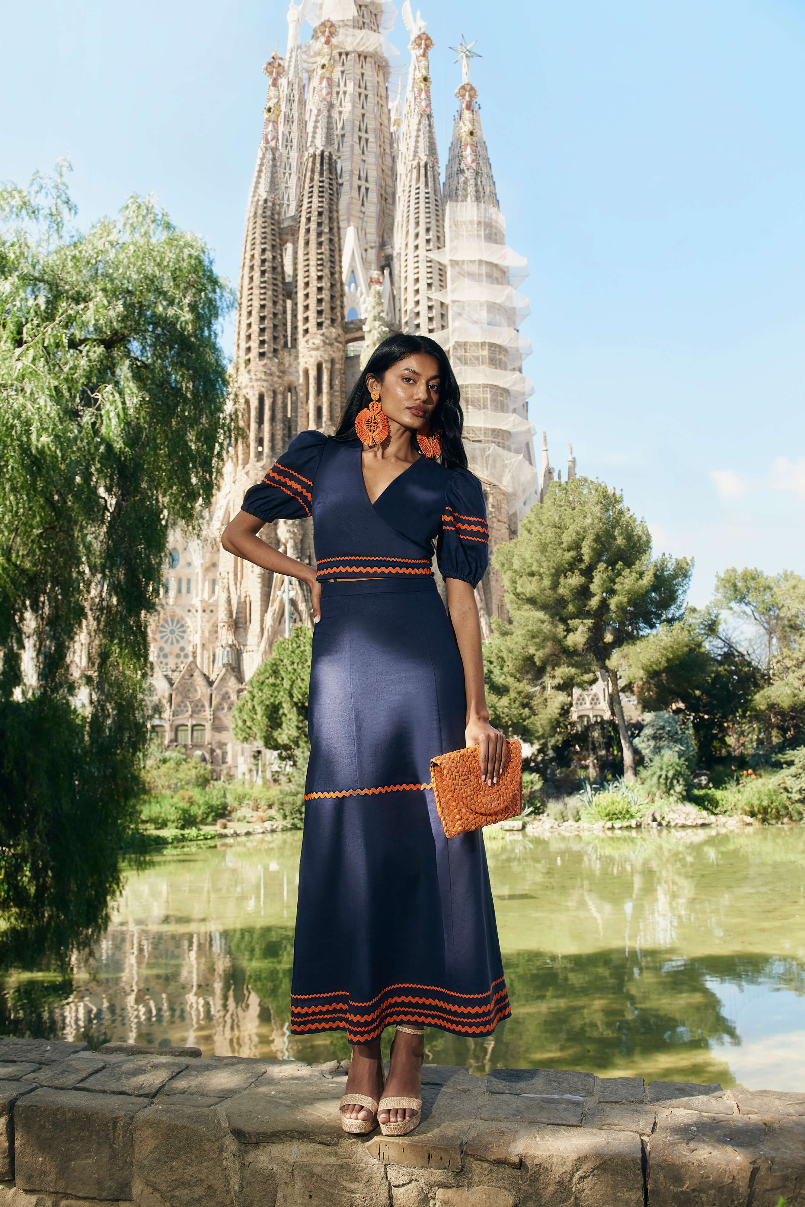 Falda Sabina Azul Marino de lino y viscosa con corte midi, cintas decorativas naranjas y cremallera trasera