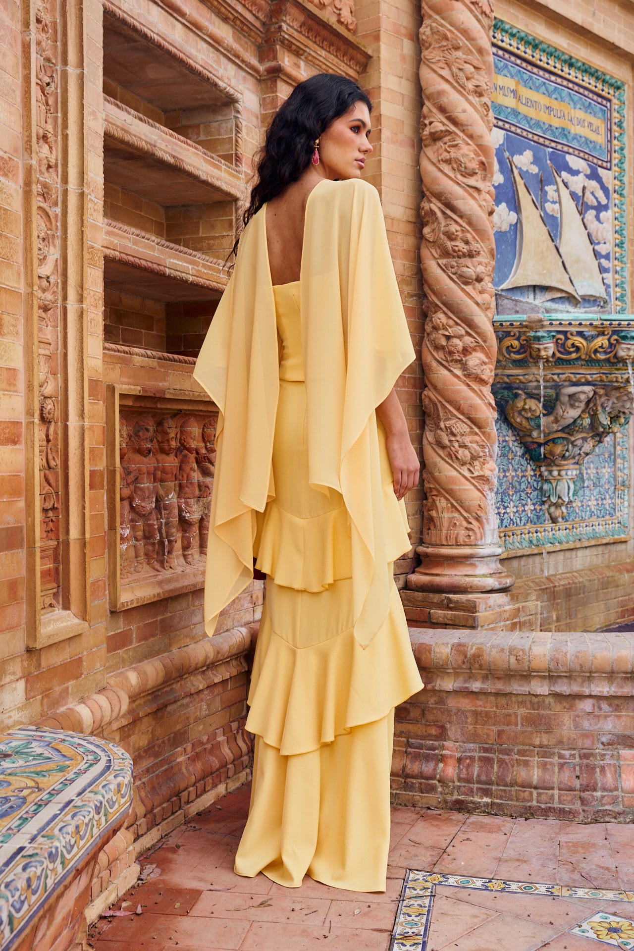 Falda Zinia Amarillo, de crepé con volantes, cremallera trasera y forro interior., de crepé de alta calidad, con volantes, cremallera trasera y forro interior.