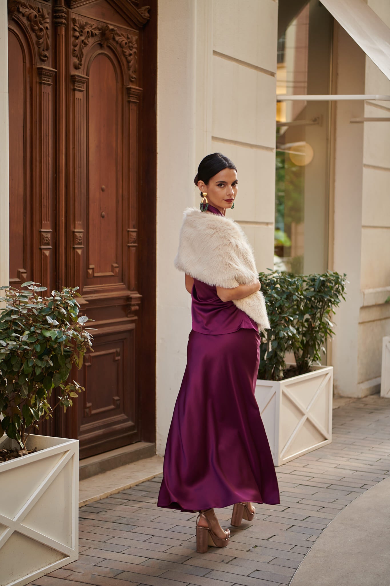 Falda fiesta invitada Amaretto Berenjena midi talle alto corte evasé doble satén