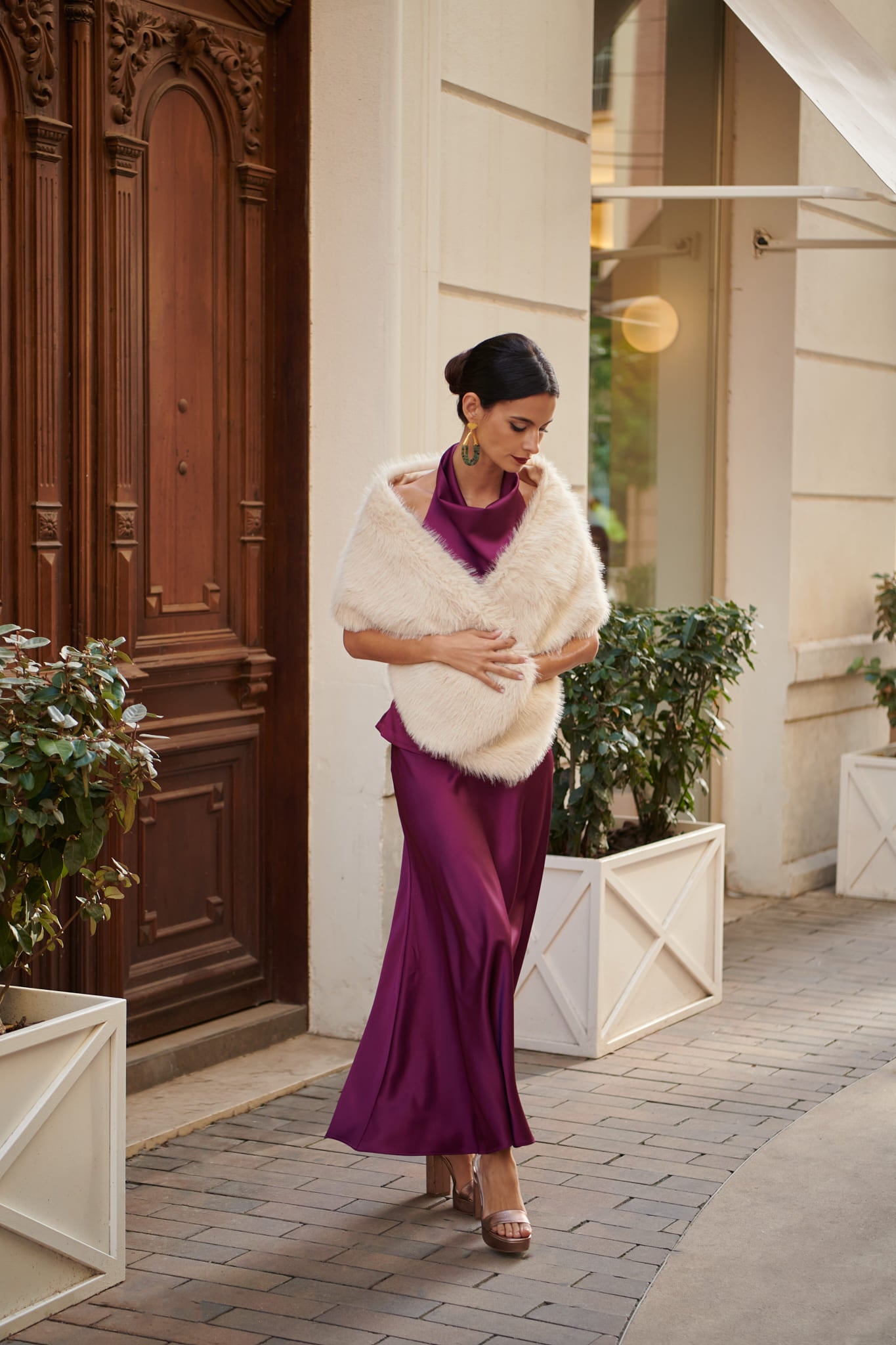 Falda fiesta invitada Amaretto Berenjena midi talle alto corte evasé doble satén