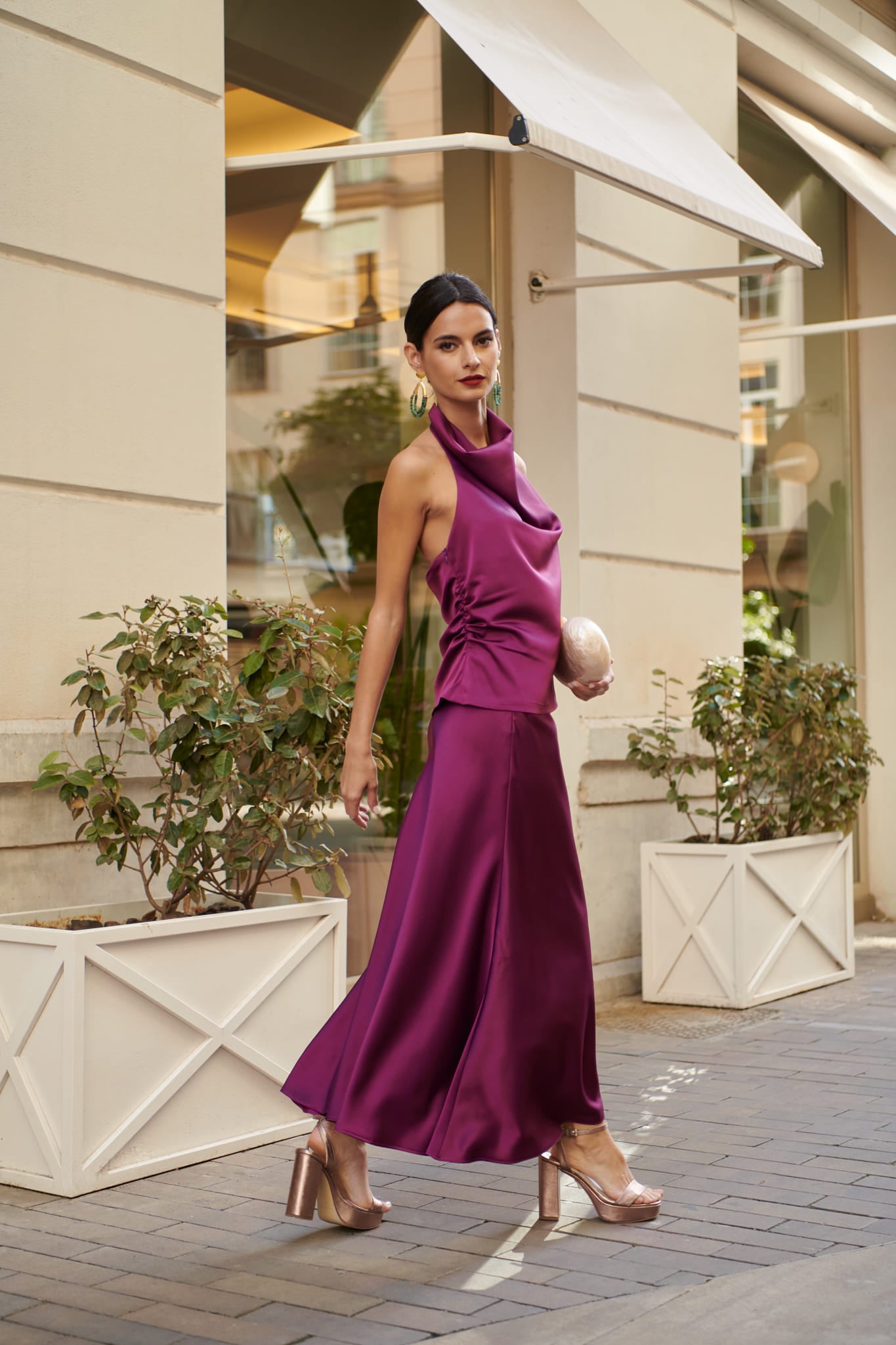 Falda fiesta invitada Amaretto Berenjena midi talle alto corte evasé doble satén