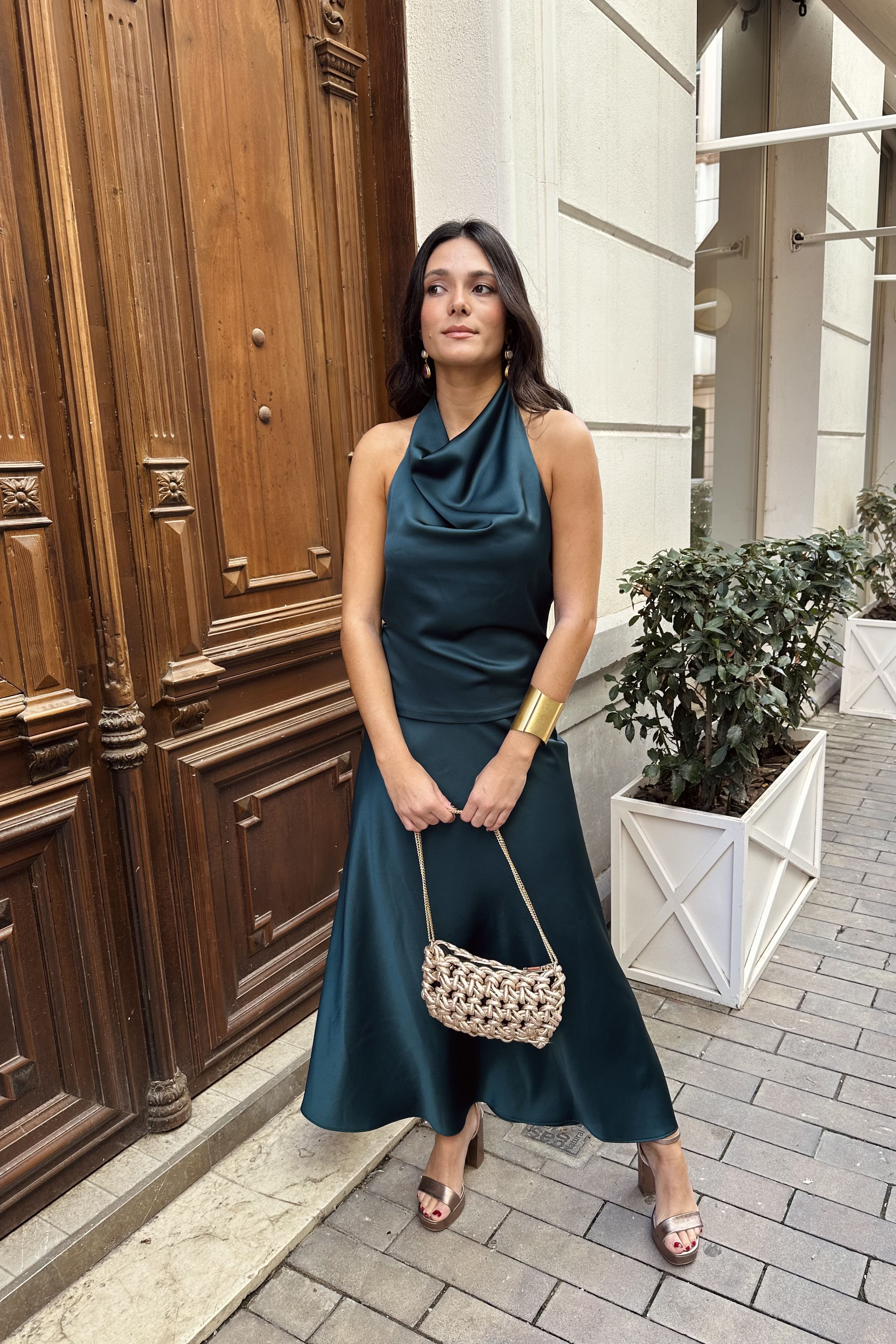 Falda fiesta invitada Amaretto verde midi talle alto corte evasé doble satén