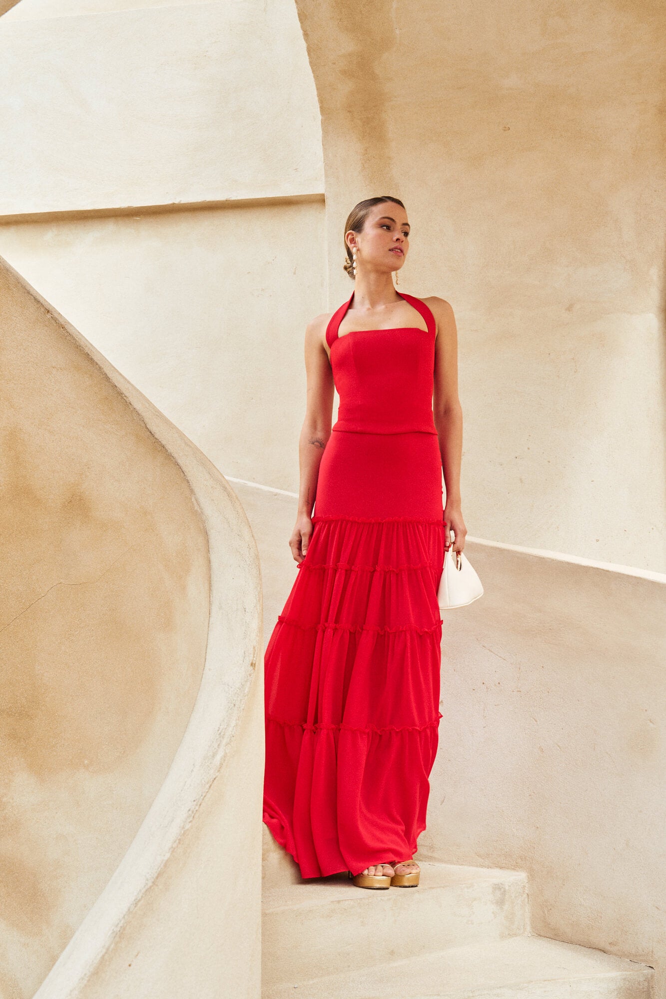 Falda larga Samira en gasa roja con volantes canasteros y corte bajo