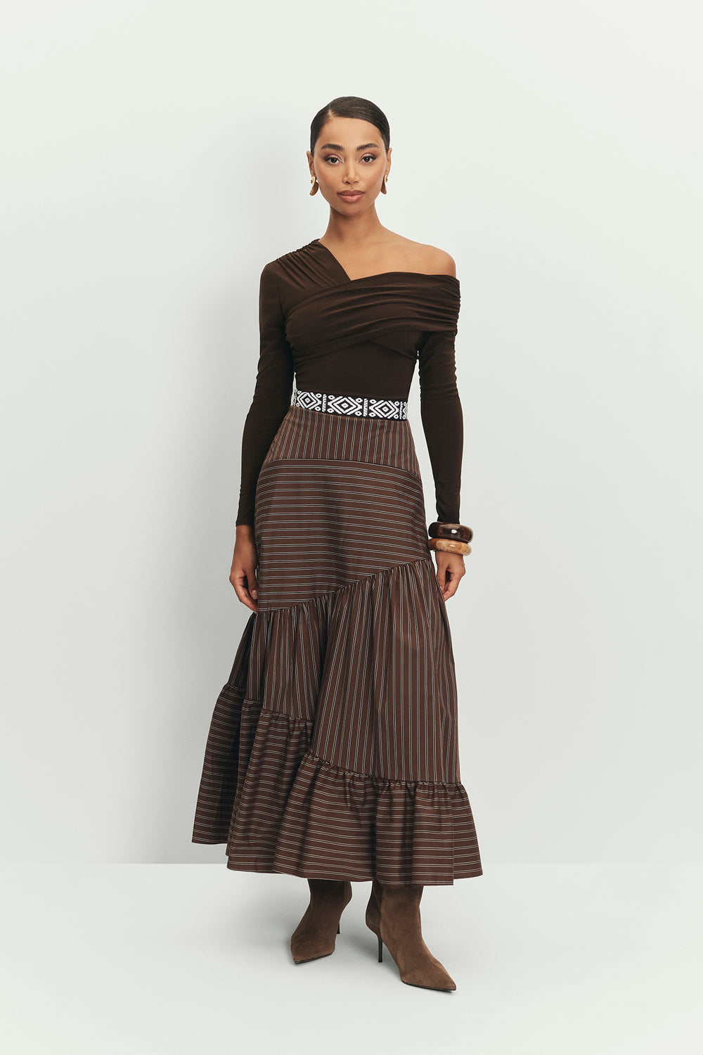 Miphai_Falda_Aurora_Estampado_Rayas_Marrón_Invitada