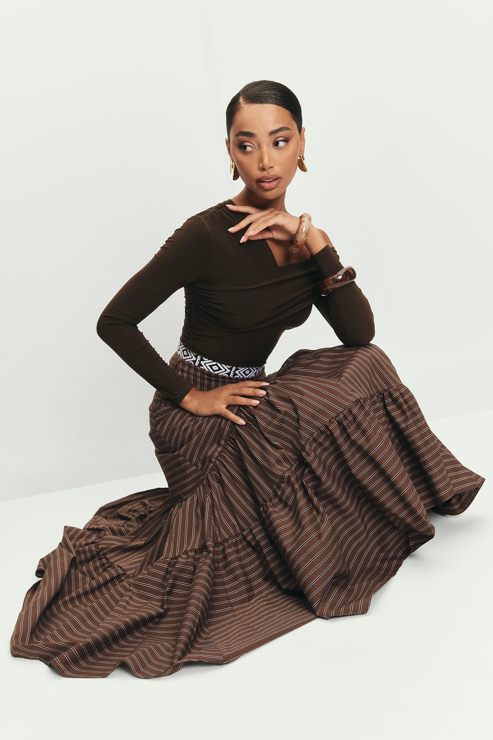 Miphai_Falda_Aurora_Estampado_Rayas_Marrón_Invitada