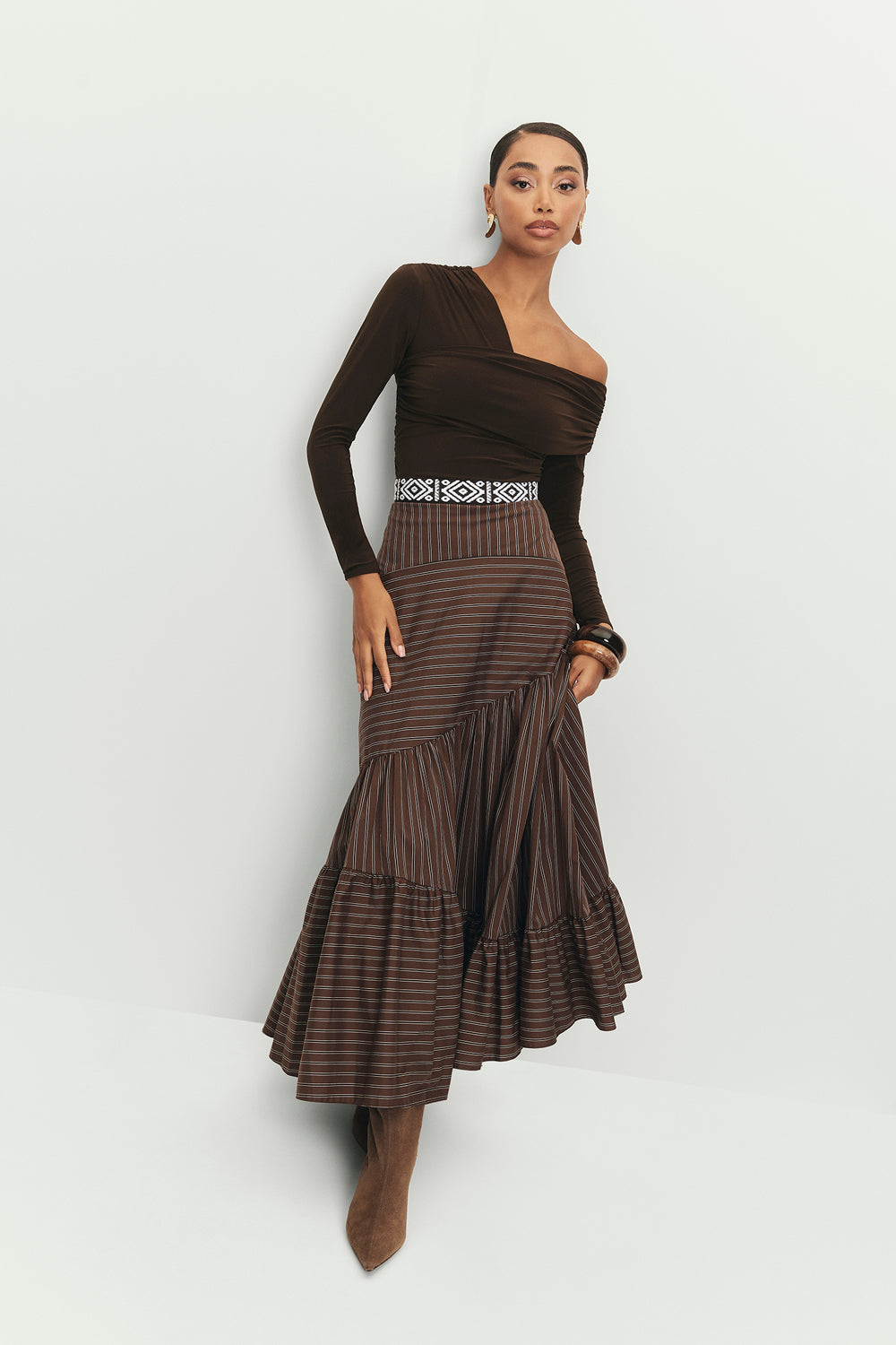 Miphai_Falda_Aurora_Estampado_Rayas_Marrón_Invitada