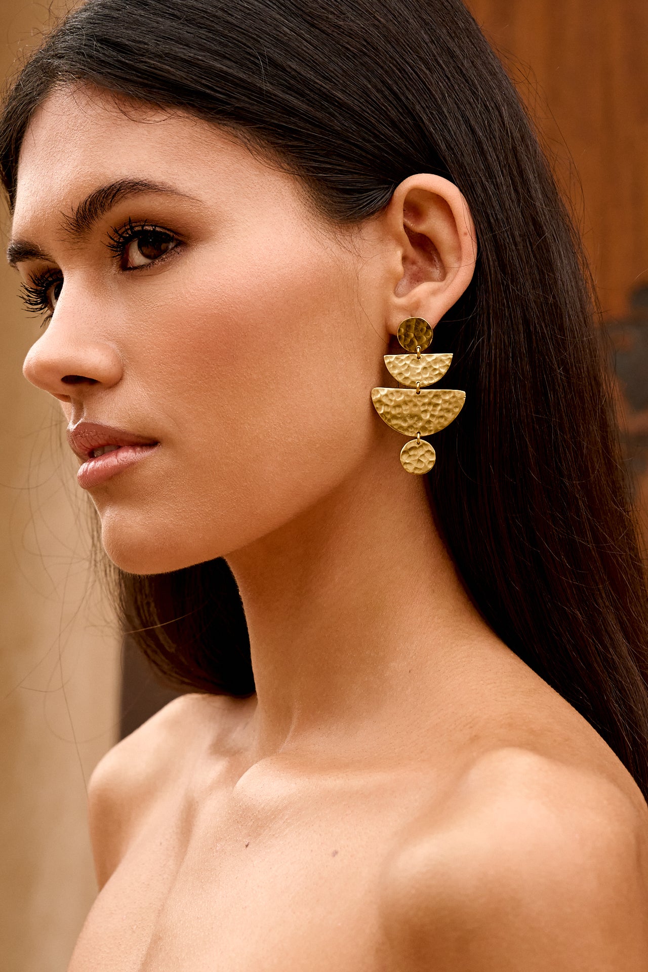 Pendientes Ayur Durados con textura, compuestos de 2 semicirculos y un pequeño círculo.