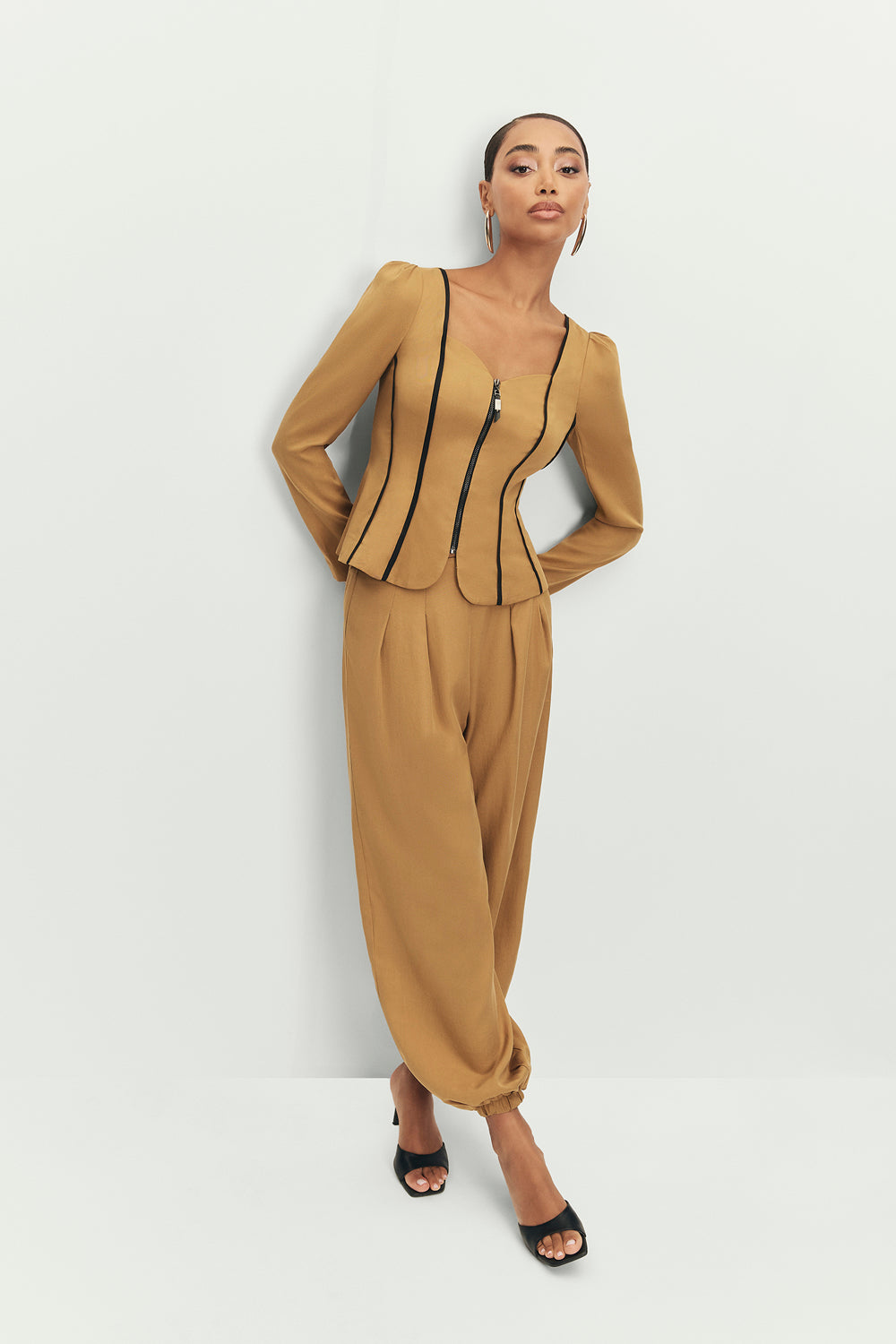 Miphai_Pantalón_Gaia_Mostaza_Invitada