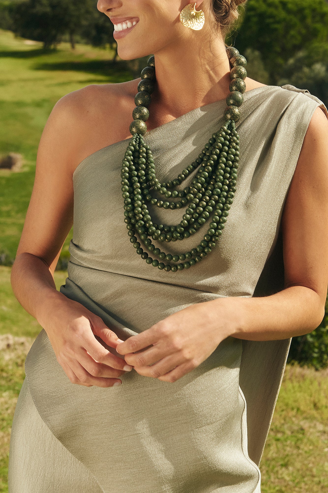 MIPHAI Collar Nora Verde de Perlas. De Frente.