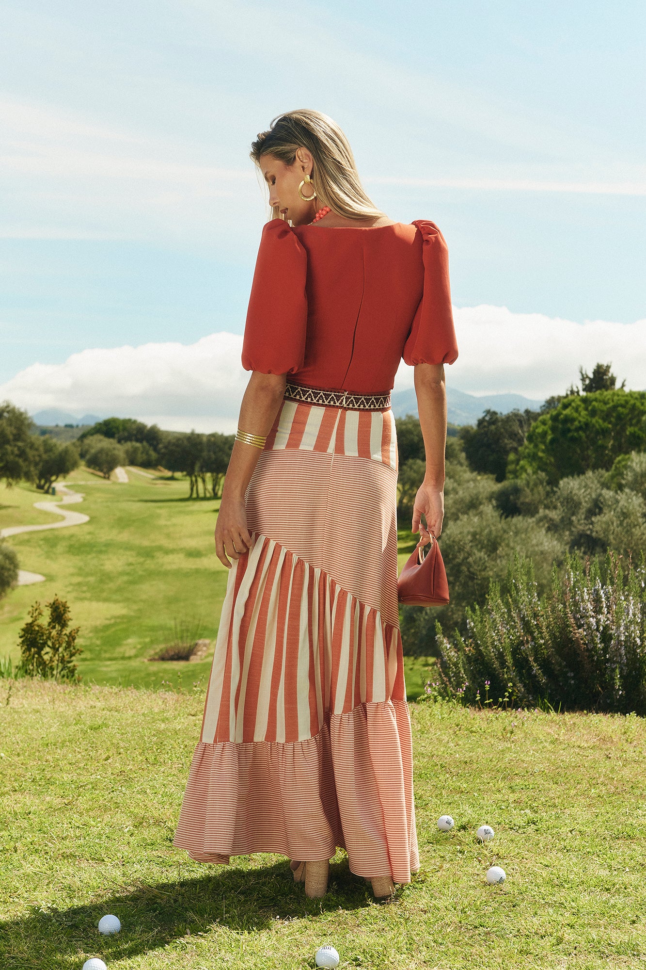 MIPHAI Falda Aurora. Estampado Lineal Asimétrico Terracota y Blanco con Vuelo. Espalda.