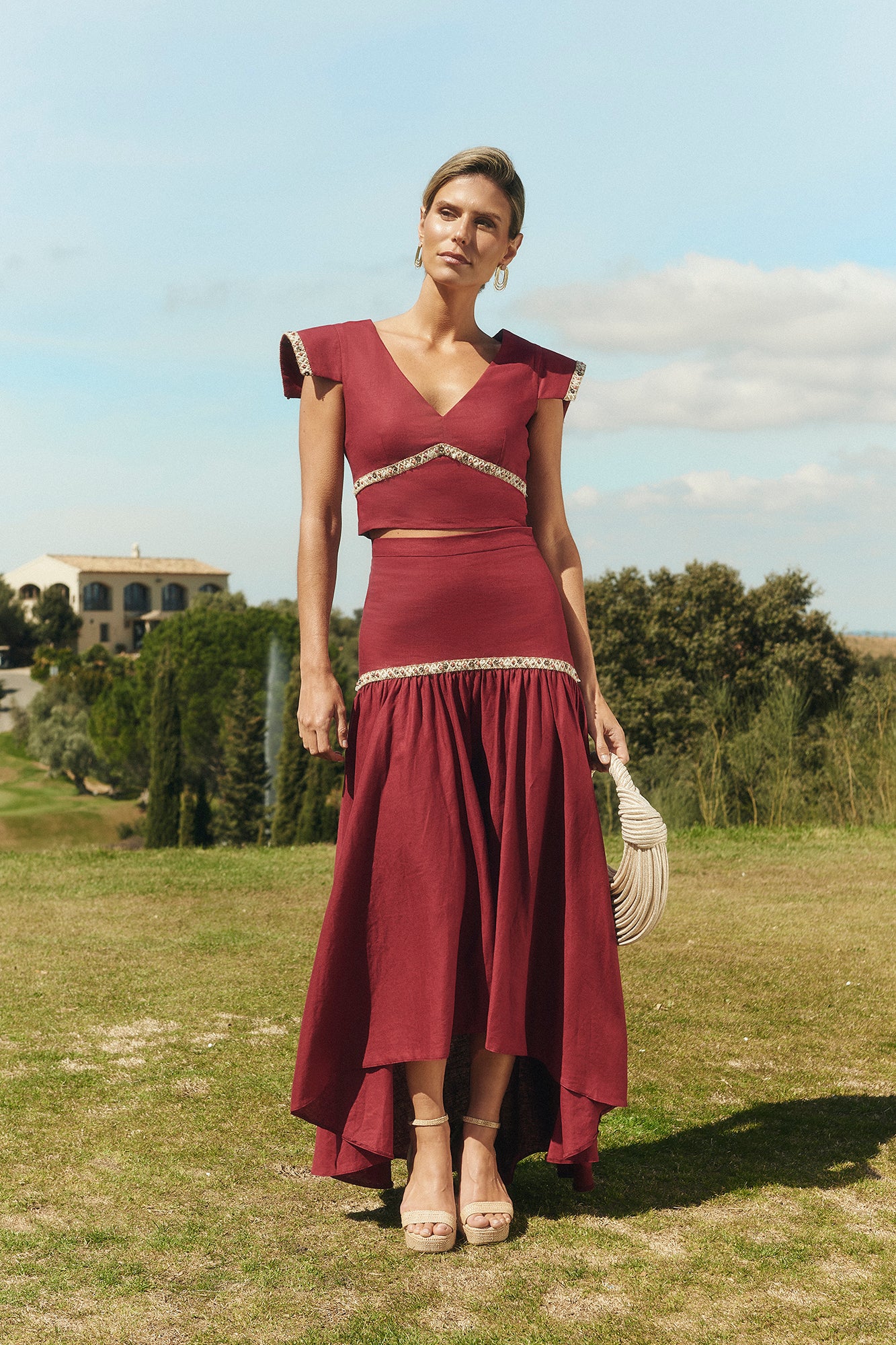 Miphai Falda Mambo color Cereza. Cintura alta. Ajustado hasta la cadera. Detalles ornamentales. Volante fruncido grande. Corte asimétrico.