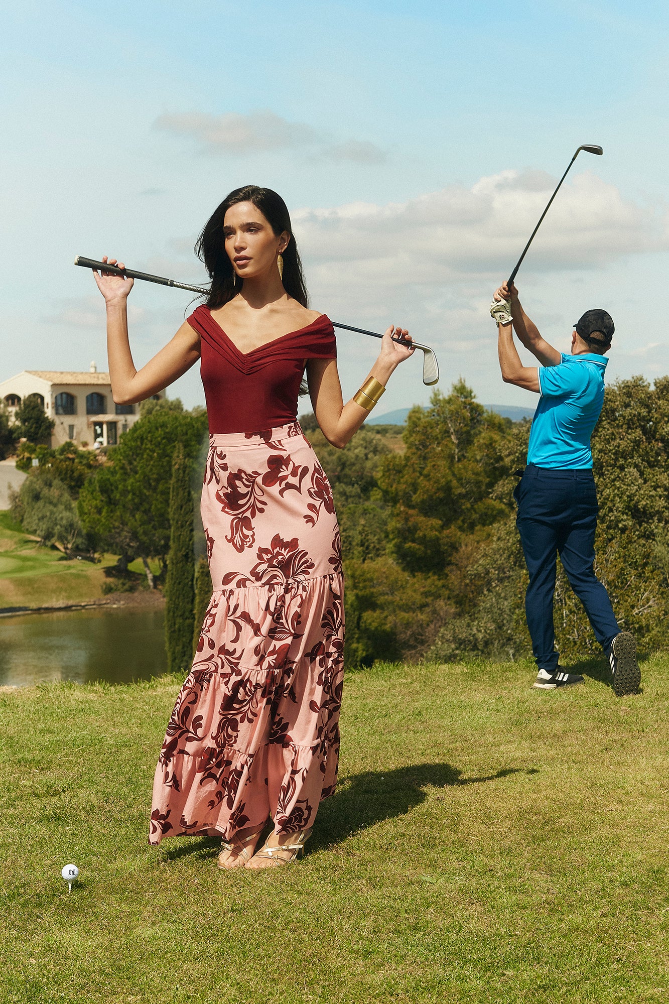 MIPHAI Falda Martina estampado Floral Terracota. Fondo Rosa. Volante con vuelo. Plano de Frente.