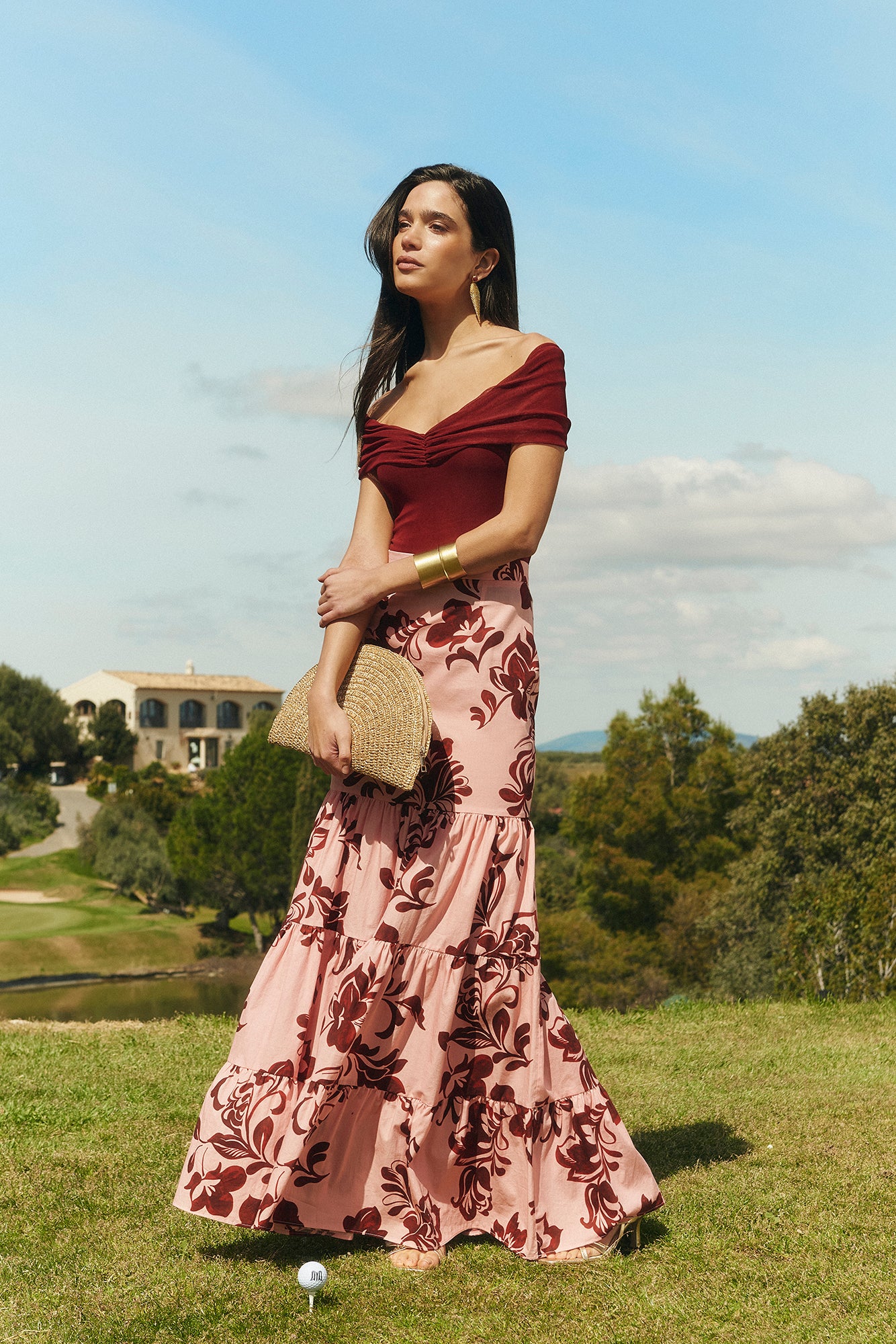 MIPHAI Falda Martina estampado Terracota Floral. Fondo Rosa. Volante con vuelo. Escote Bardot Fruncido. Plano de perfil.