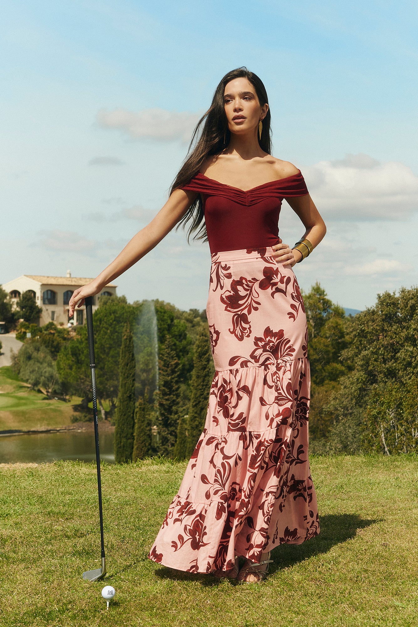 MIPHAI Falda Martina estampado Terracota Floral. Fondo Rosa. Volante con vuelo. Escote Bardot Fruncido. De Frente.