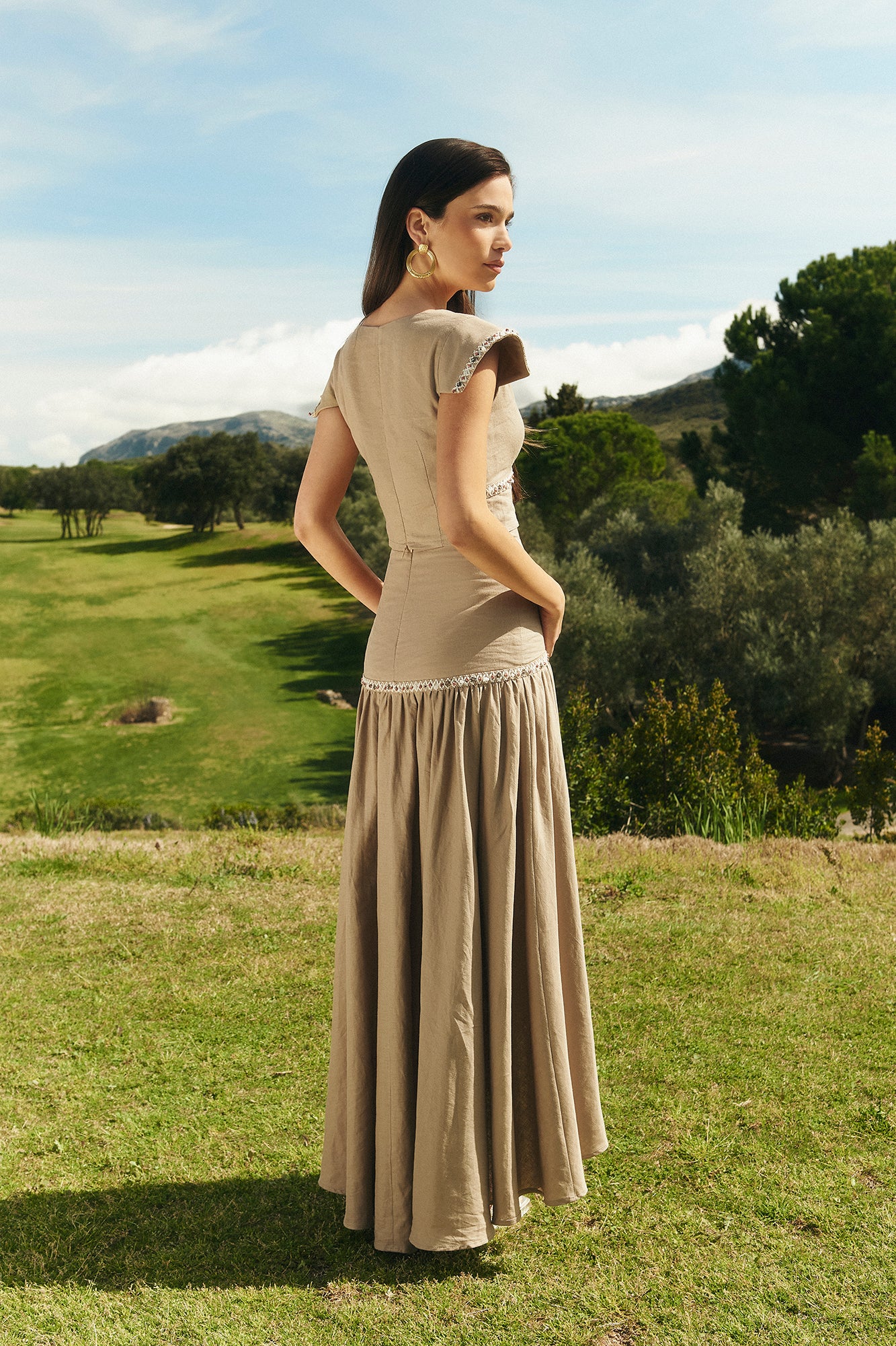 MIPHAI Top Eliza Camel Detalle. Escote de Pico. Detalles Ornamentales. Crop Top. Manga Corta. Plano Trasero.