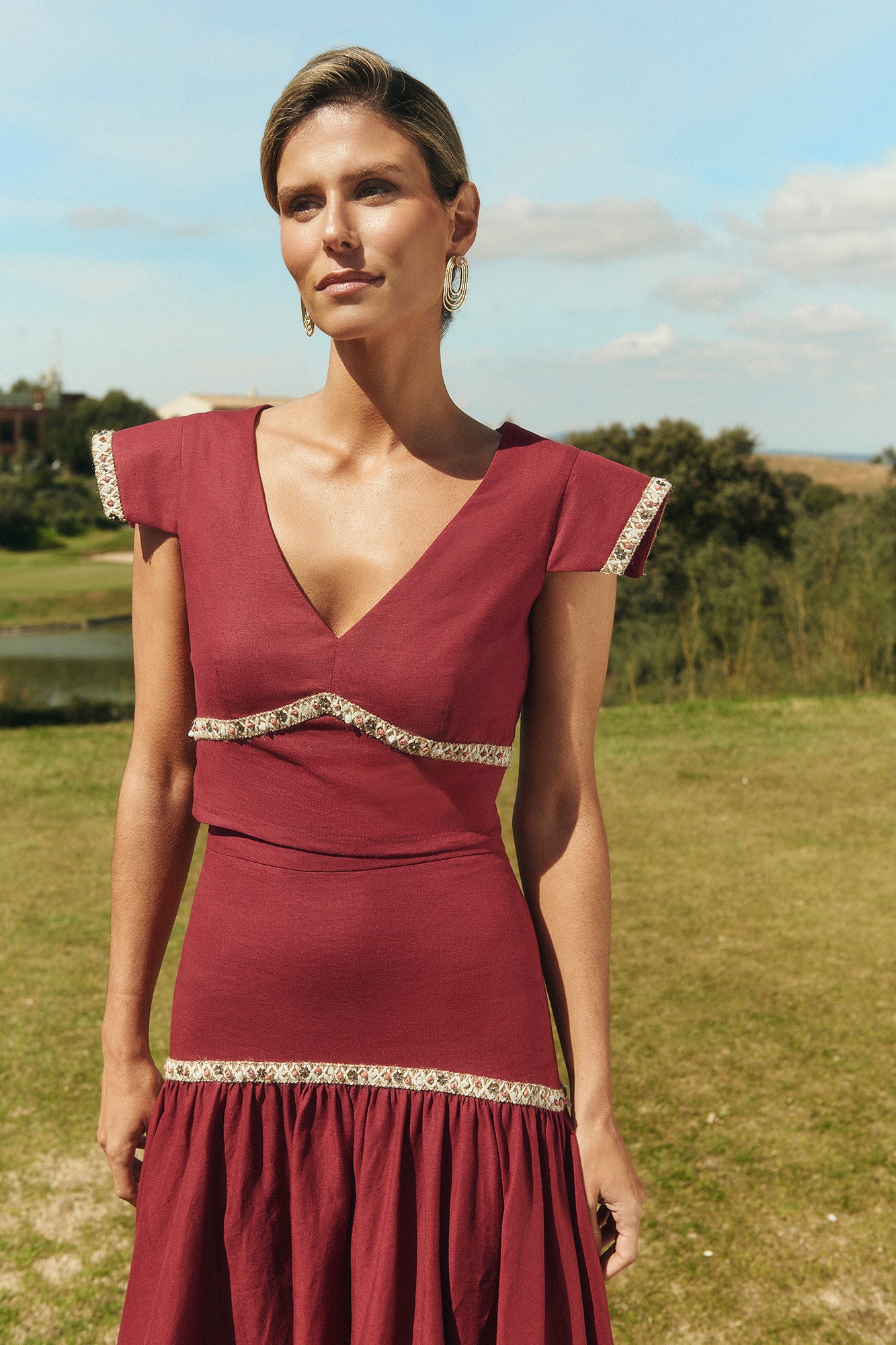 MIPHAI Top Eliza Cereza. Escote de pico. Crop Top. Detalle ornamental con motivos. Manga corta. Plano Detalle.