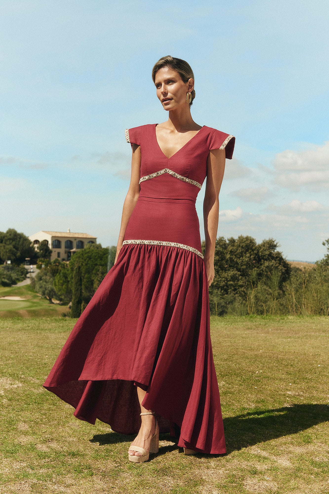 MIPHAI Top Eliza Cereza. Escote de pico. Crop Top. Detalle ornamental con motivos. Manga corta. Plano completo.