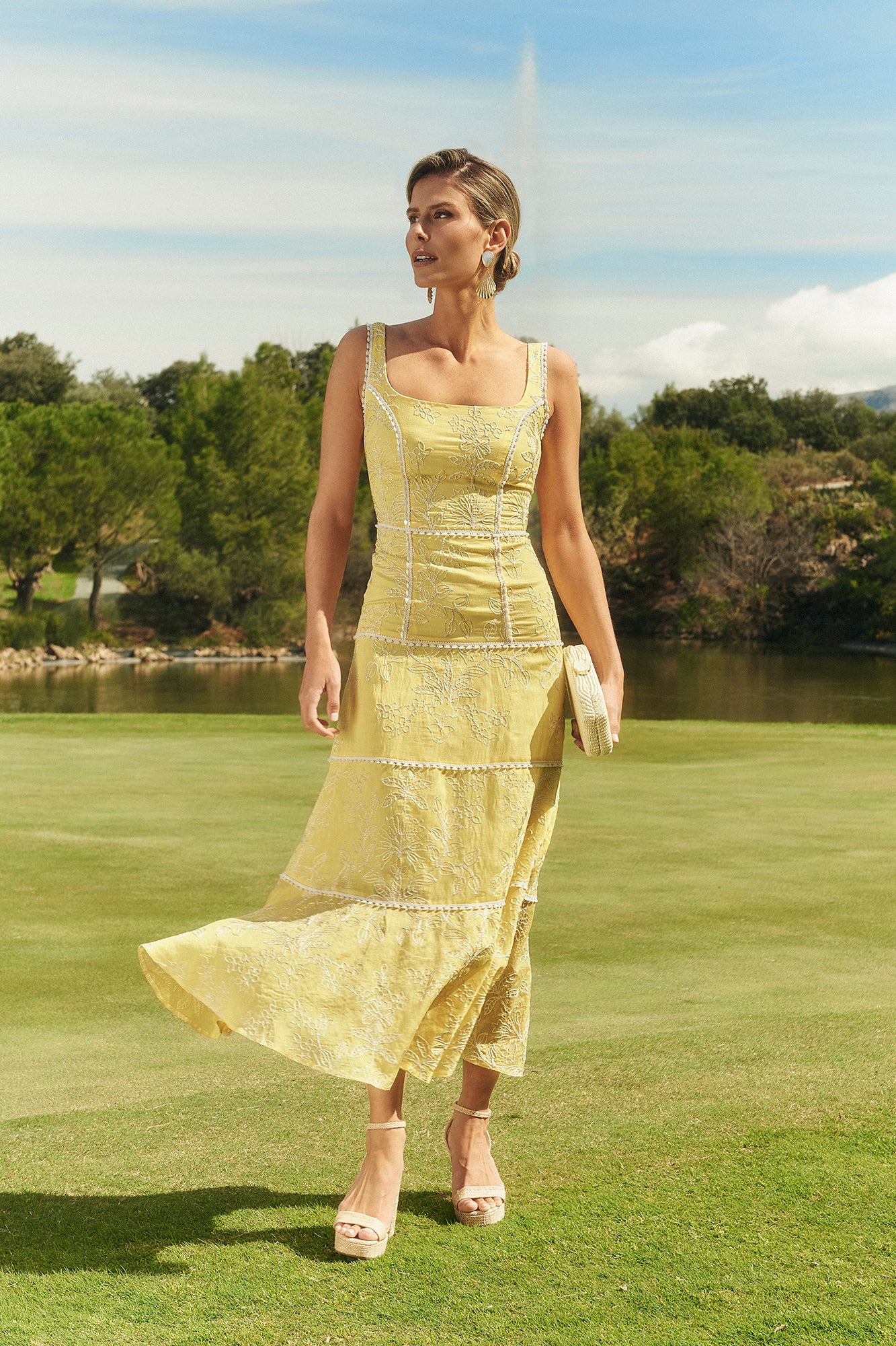 MIPHAI Vestido Jane Amarillo. Escote Cuadrado. Motivos Ornamentales Blancos en relieve. Corte Midi.