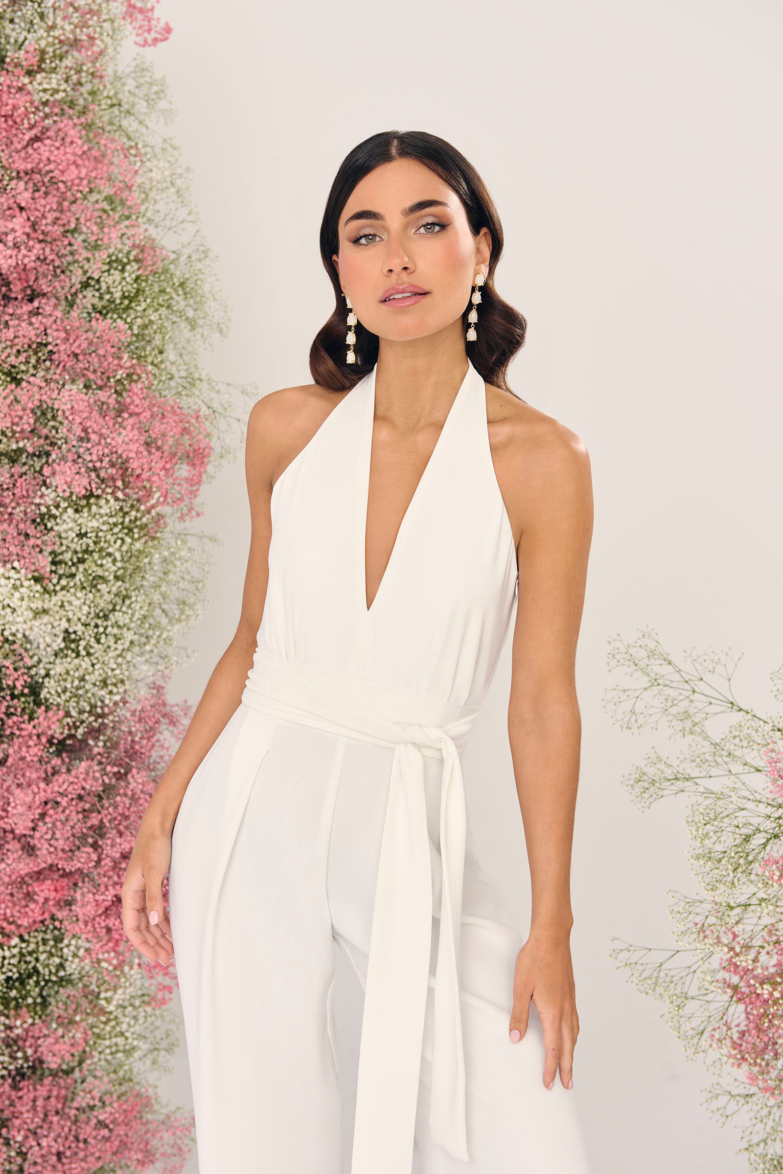 Mono de novia Astible en crepé blanco, con cuello halter, escote en V y pantalón de pata elefante