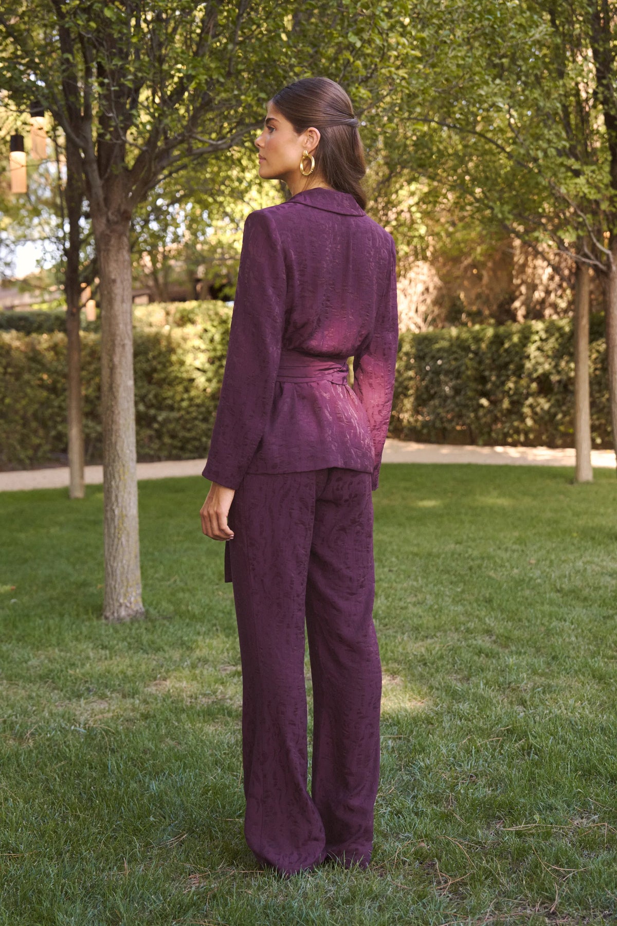 Miphai Blazer Chelsea Berenjena Oscuro Invitada Espalda