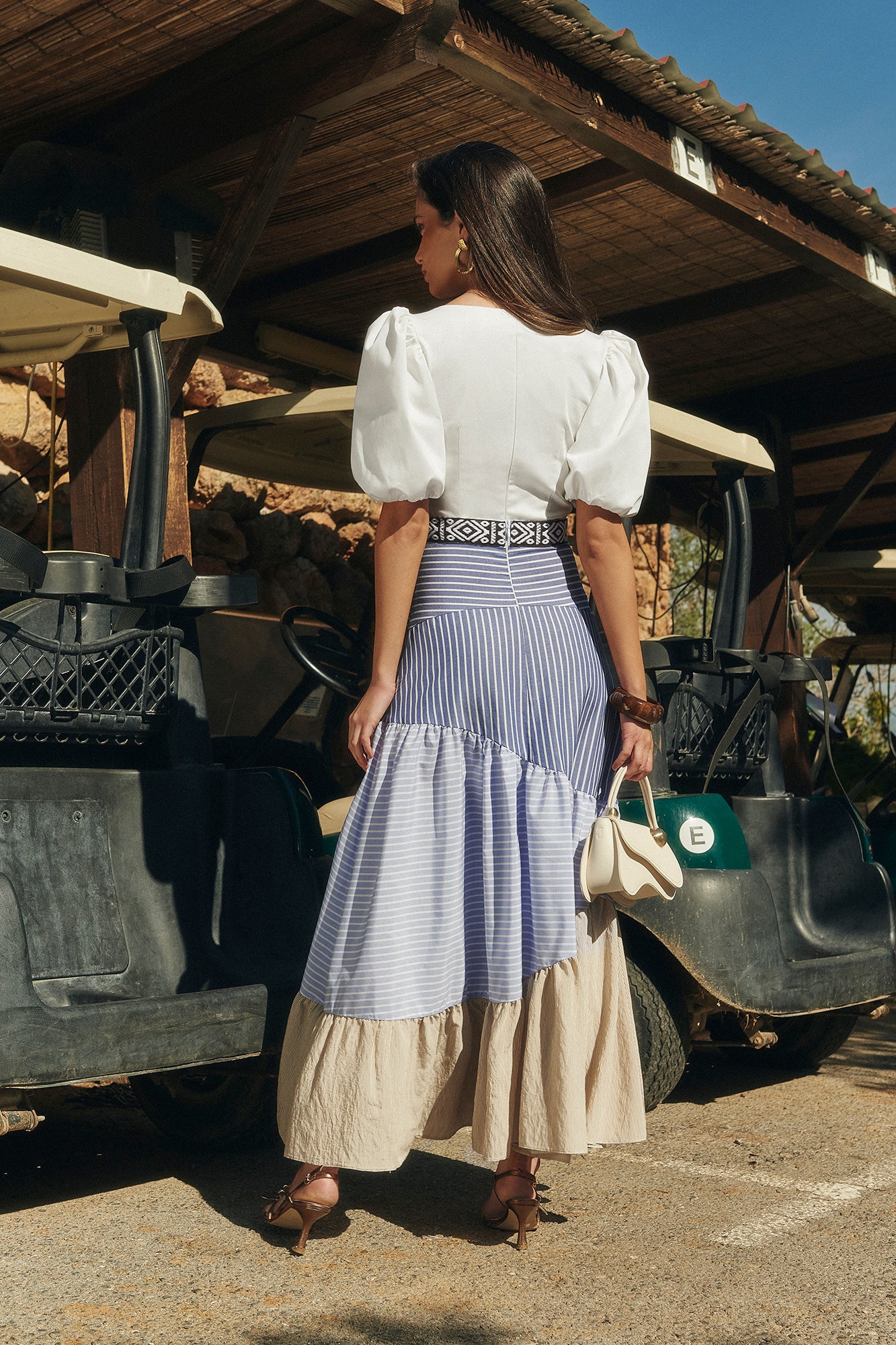 MIPHAI Falda Aurora. Estampado Lineal Asimétrico Azul, Blanco y Beige. Con Vuelo. Espalda.