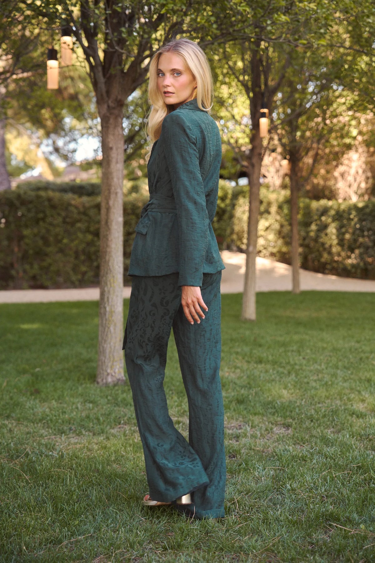 Miphai Pantalón Chelsea Verde Invitada Espalda