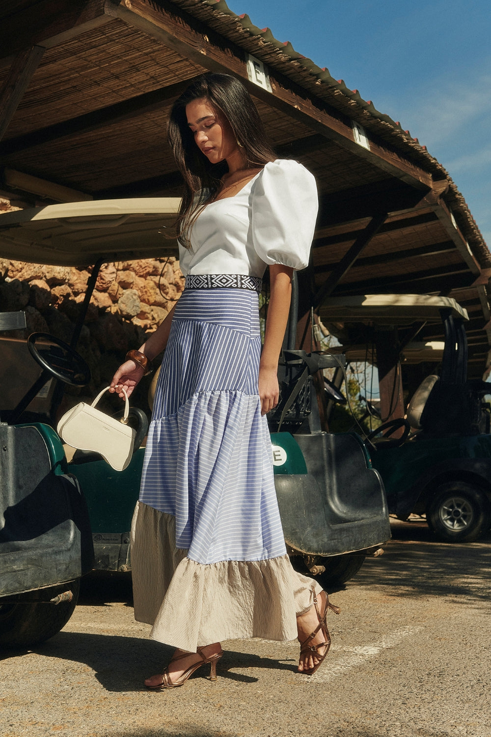 MIPHAI Falda Aurora. Estampado Lineal Asimétrico Azul, Blanco y Beige. Con Vuelo. Perfil.