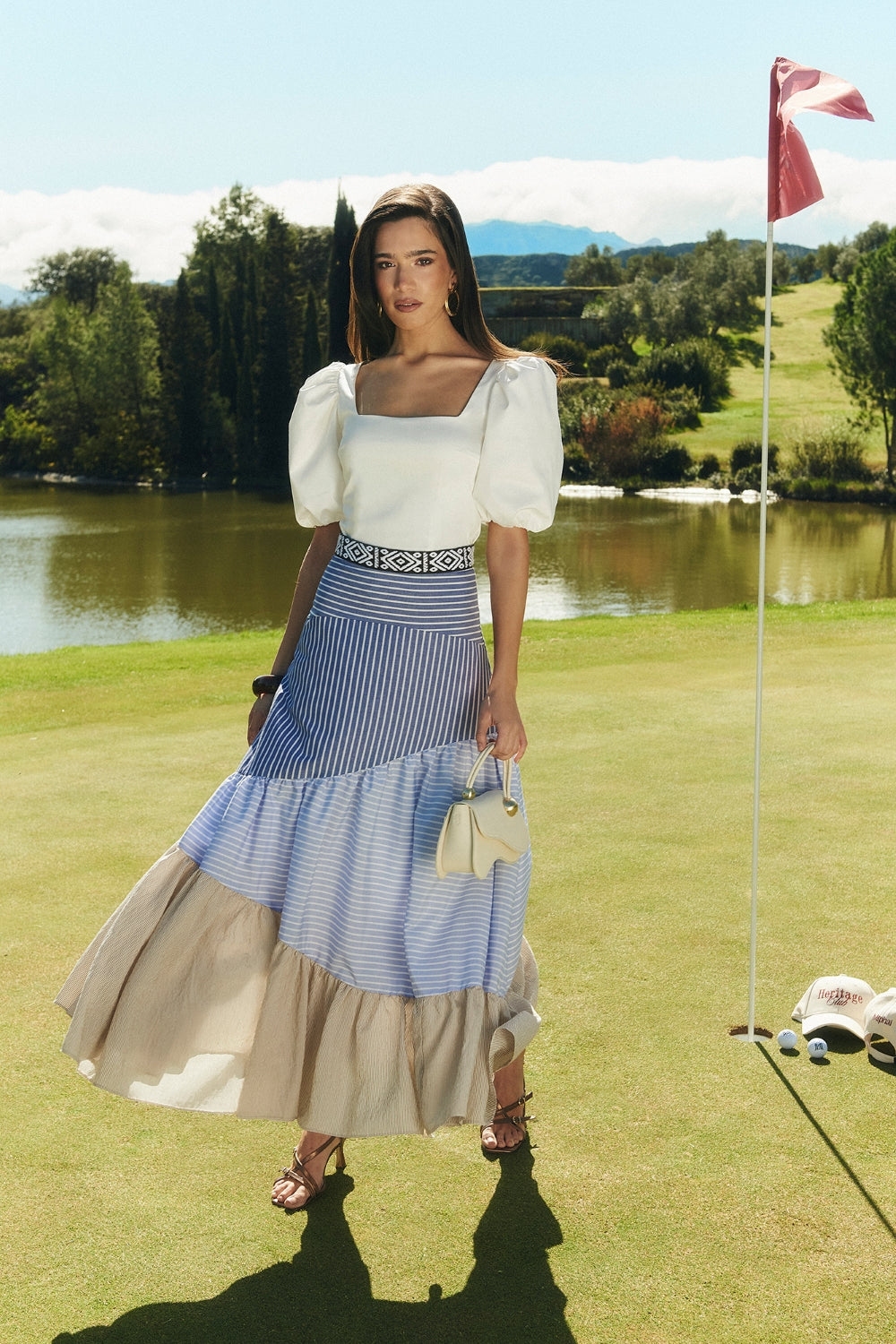 MIPHAI Falda Aurora. Estampado Lineal Asimétrico Azul, Blanco y Beige. Con Vuelo.