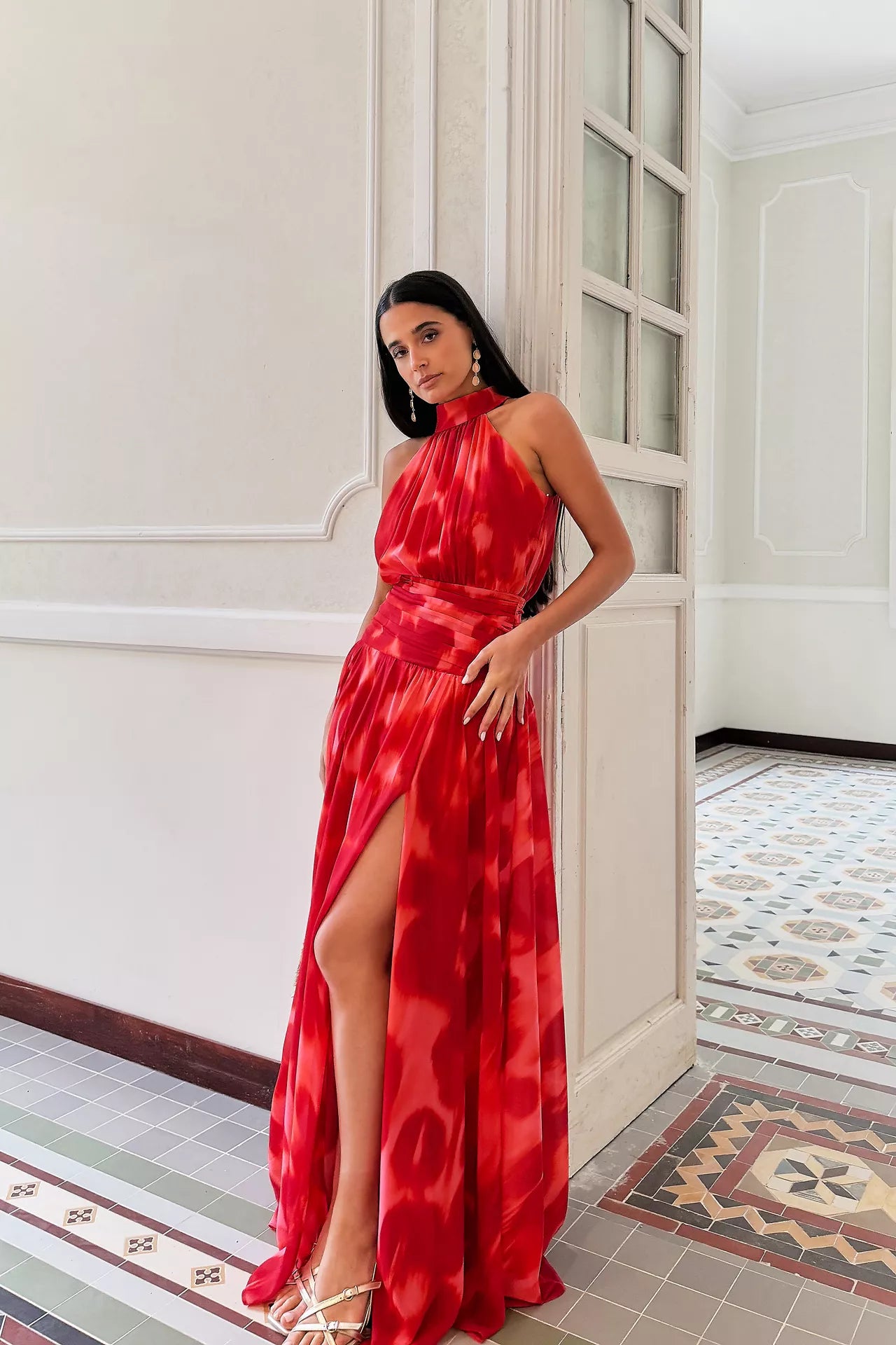 Miphai Vestido de invitada Lobelia CoralCorte Maxi Pose.