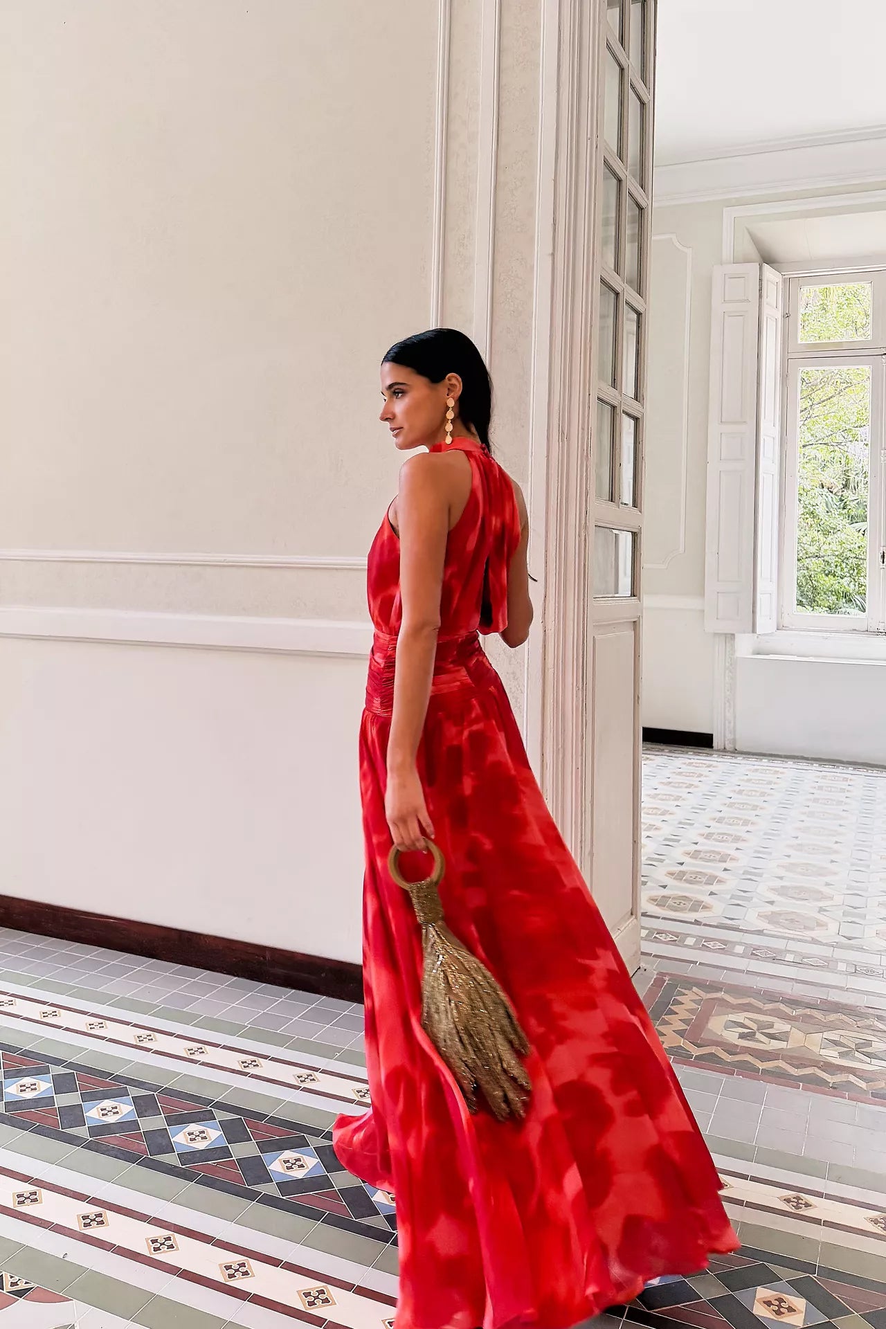 Miphai Vestido de invitada Lobelia Coral Corte Maxi de Espalda.