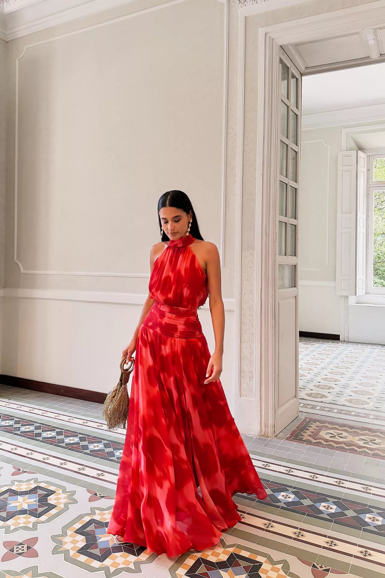 Miphai Vestido de invitada Lobelia Coral Corte Maxi con vuelo.