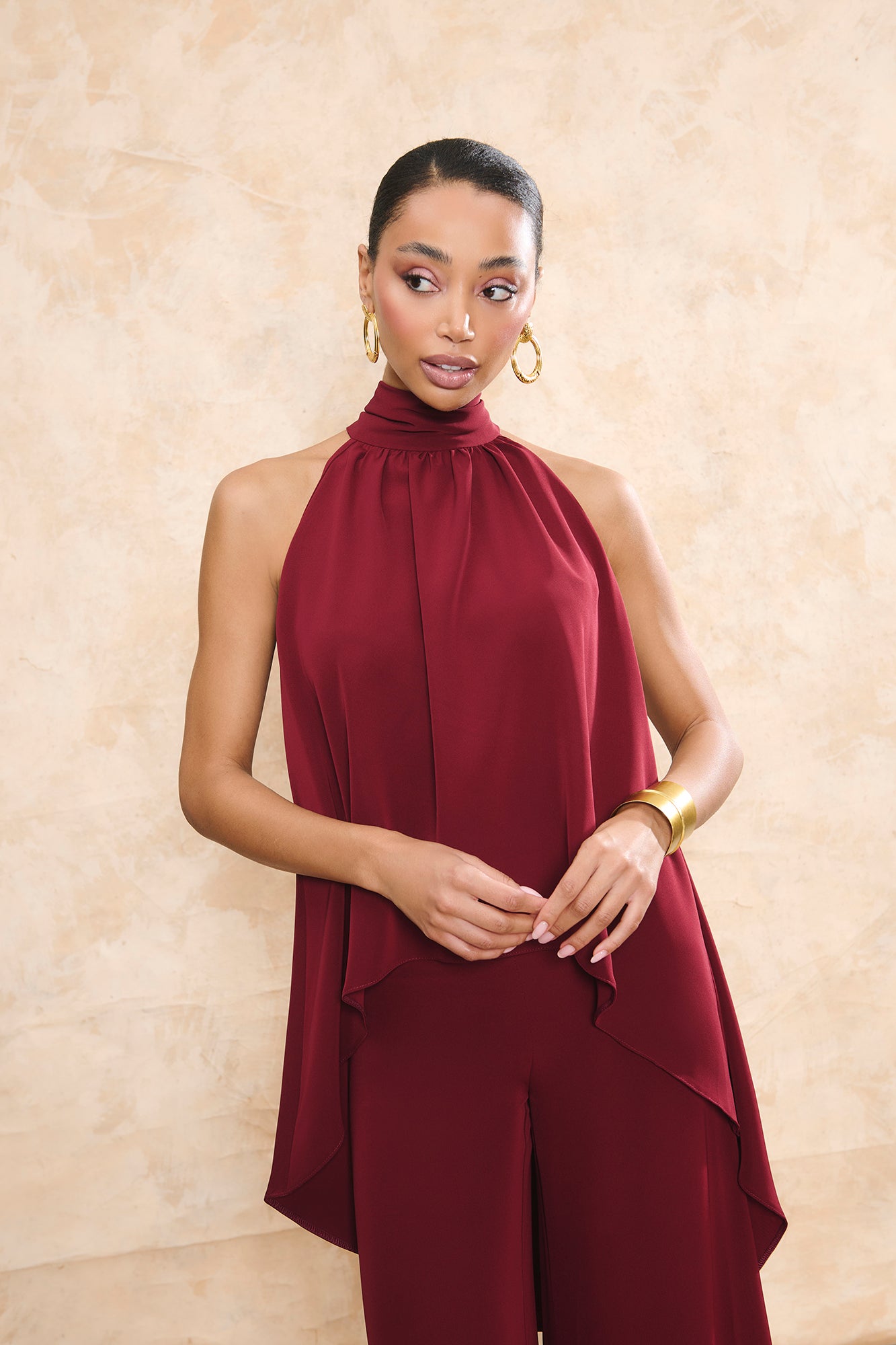 Top de fiesta Nabil Granate con cuello halter y diseño fluido asimétrico Miphai.